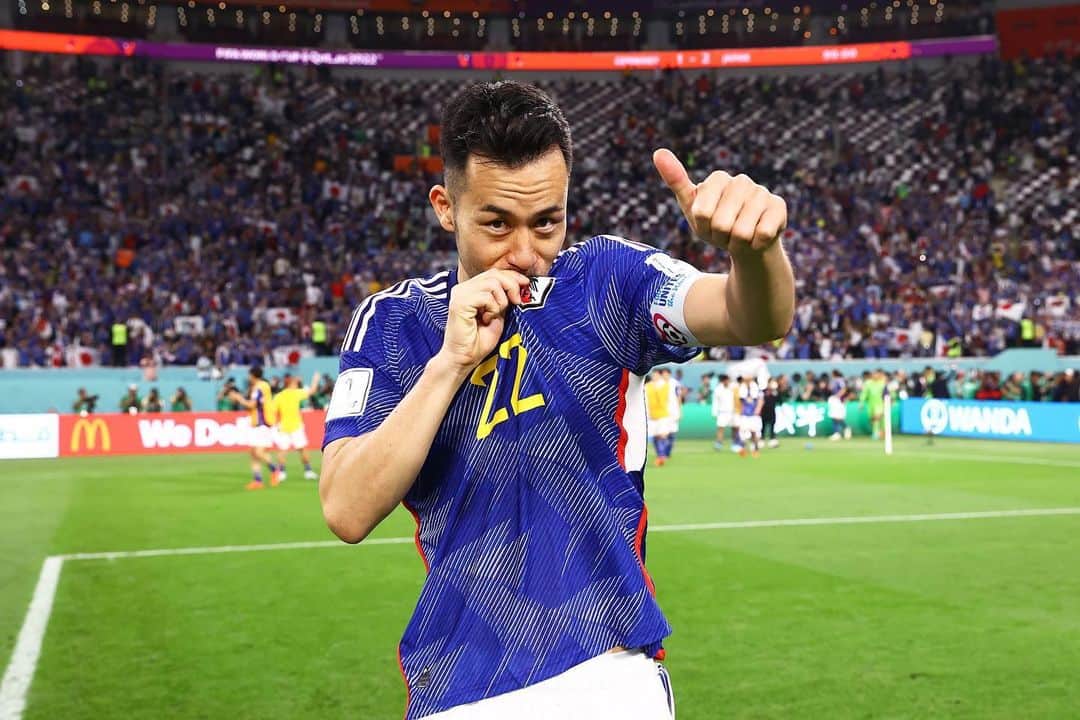 吉田麻也さんのインスタグラム写真 - (吉田麻也Instagram)「本当に一瞬で終わるワールドカップ。この一瞬のために死ぬほど頑張っても報われないこともある。でも勝った時の喜びとプレーしている時の楽しさは他のどんな試合とも比べられない。  子どもたちに日本代表、ワールドカップを目指してほしい！マジで最高だから！  そして応援してくださった皆さん、本当にありがとうございました！  最高なチームでした！ブラボー！」12月8日 16時57分 - mayayoshida22