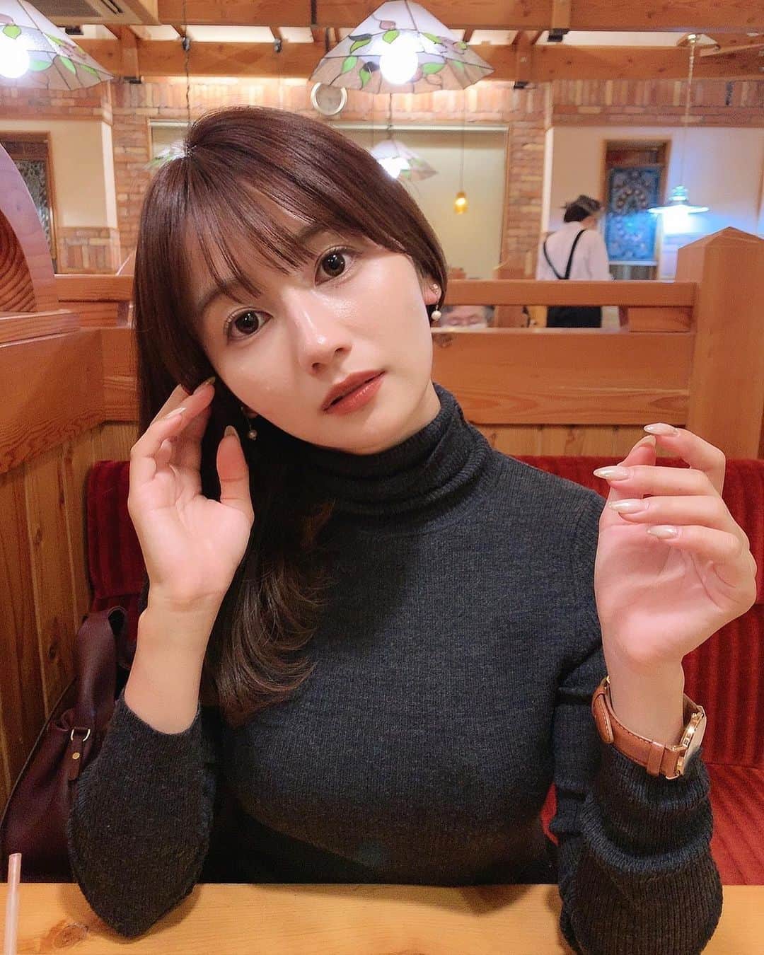 細沼紗花のインスタグラム：「.  お洋服も本格的に冬仕様に🧣 風邪ひかないようにしなきゃね💭  . #カフェ#コメダ珈琲#コメダ珈琲店 #タートルネック#冬コーデ」