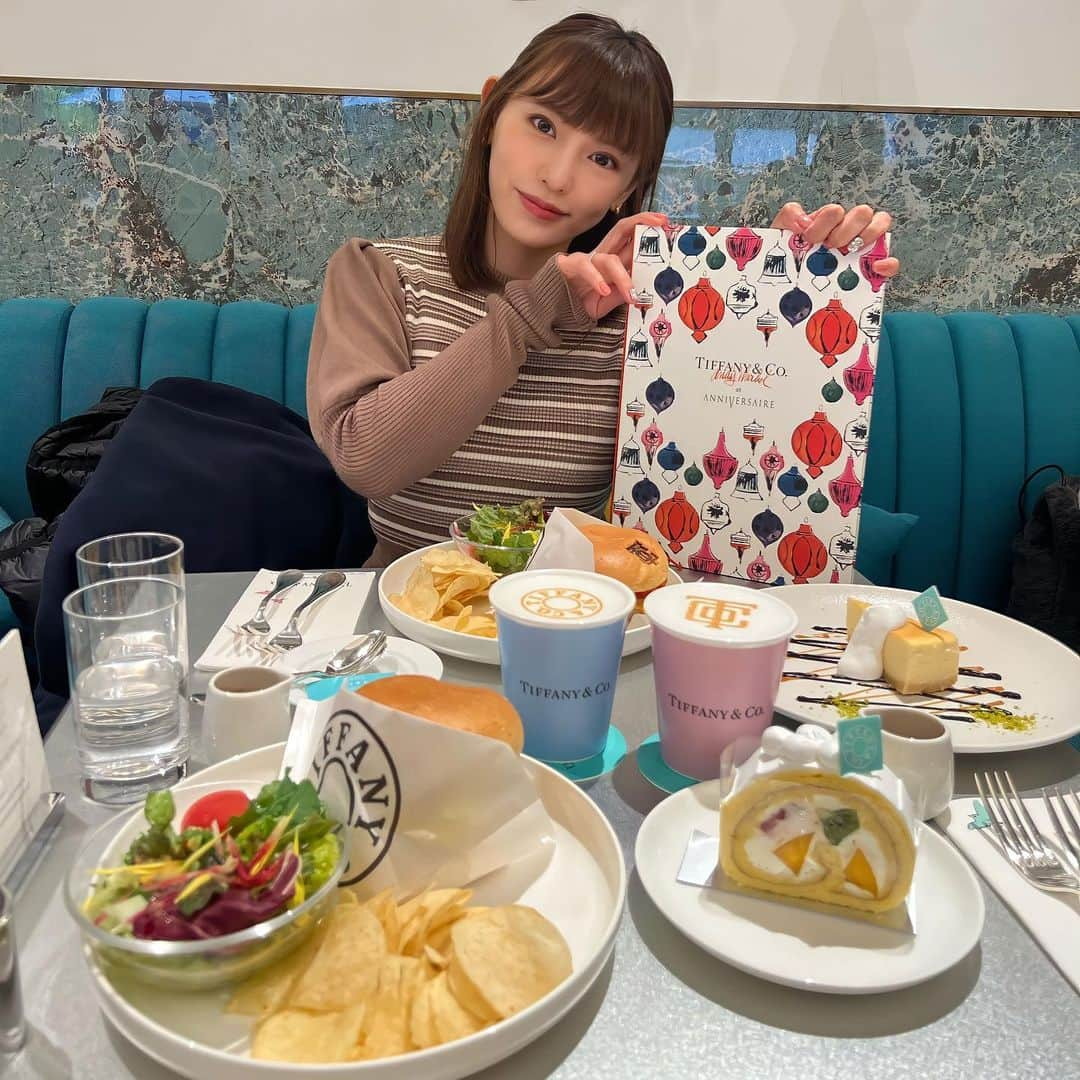 大島みづきのインスタグラム：「たまにはサウナじゃなくて、、 かわいい空間行ってきた💙💙💙 ティファニーブルーは、やっぱりかわいい❤︎ 期間限定なのが悲しいよ〜〜  #Tiffany #tiffanycafe #ティファニー #ティファニーカフェ #サウナ女子 #サウナじゃない日だよ #只今絶賛増量中  #💙」