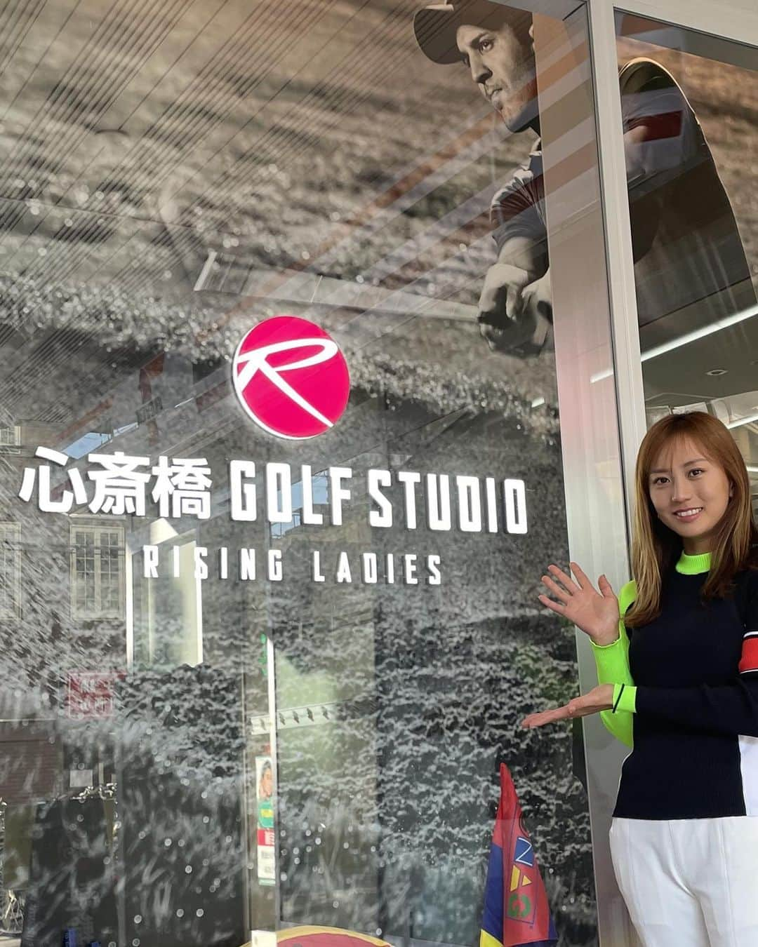 江口紗代のインスタグラム：「@rising_ladies_golf  私が定期的にサンデーSPレッスンを しているライジングレディース心斎橋ゴルフスタジオさんが 「クリスマス＆ニューイヤーキャンペーン」をされます🎄 入会金が無料になって、最初の月の会費が 最大で1万円割引になるそうです😳‼️  会員になると私のサンデーSPレッスンも 優先的に予約できるので興味のある方は ぜひ体験レッスンを申し込んでみてください🤭  ここのスタジオは感染症対策、衛生管理を 徹底されていて清潔感があり安心して練習できます！！  最新のゴルフクラブも取り揃えてて 皆さんが気になっているクラブも 見つかるはずです☝🏼 ́͏̖-  #PR #心斎橋ゴルフスタジオ#サンデーSPレッスン#ライジングレディースゴルフ#ライジングレディース心斎橋ゴルフスタジオ」