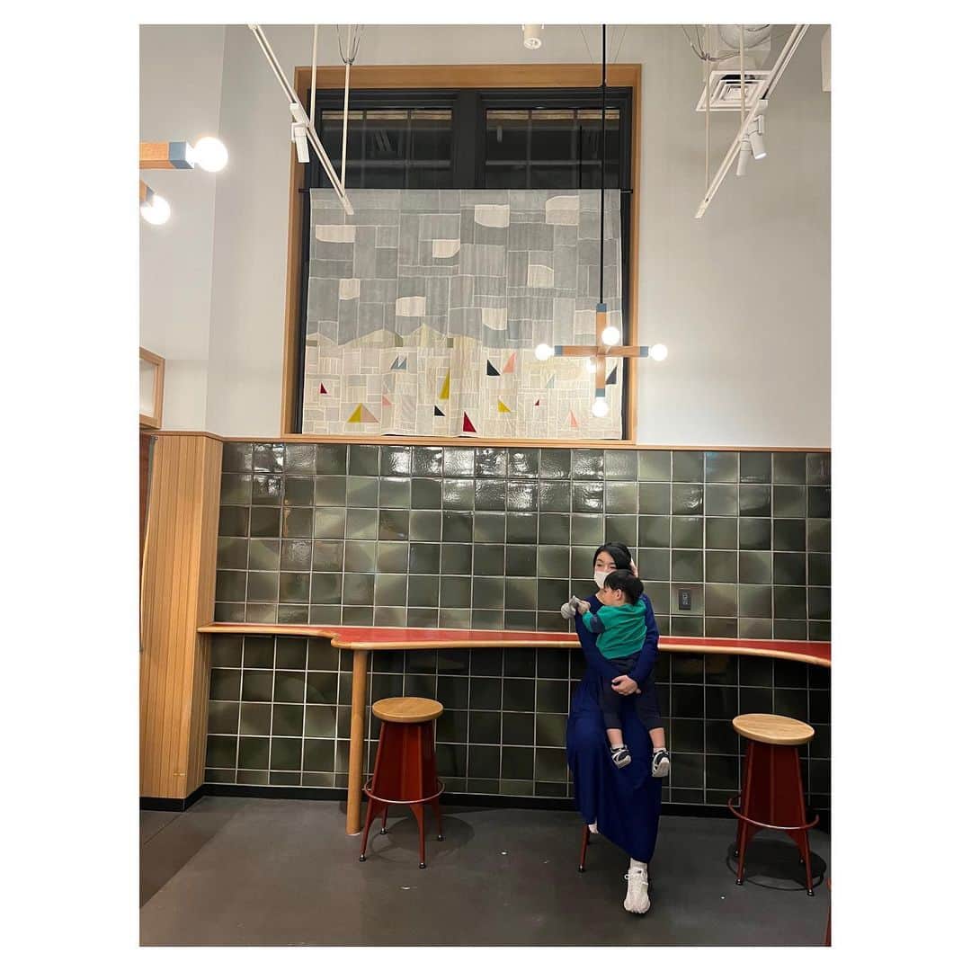 美坂理恵のインスタグラム：「. 先日のこと。 秋の京都へ✈︎  レトロな近代建築が並ぶ三条通りをぷらぷら街歩き。 伝統と革新が融合し生まれ変わった新風館がとても素敵で、新旧の京都を堪能できました♡  紅葉もギリギリ間に合いました🍁  #京都旅 #紅葉 #新風館 #子連れ旅行」