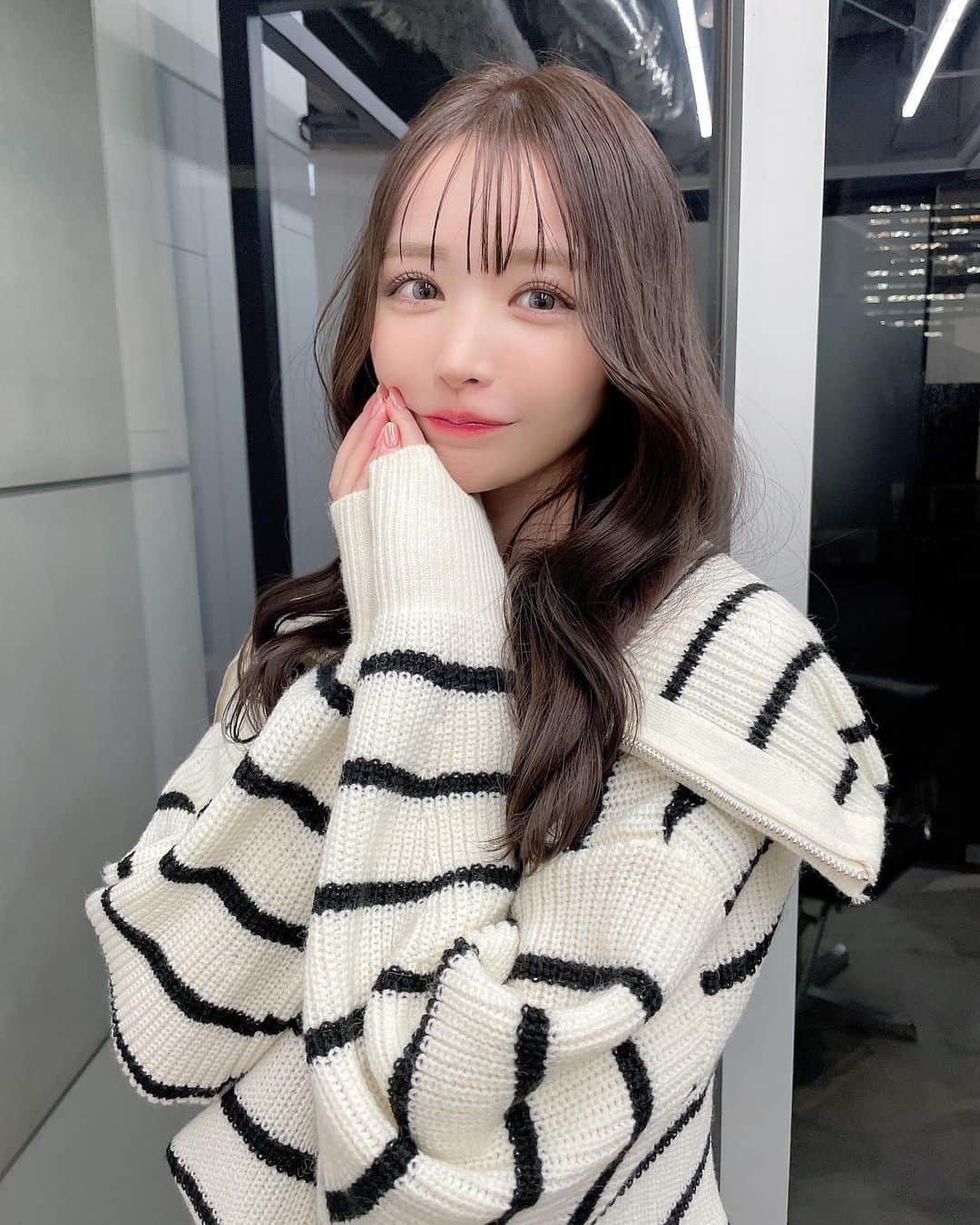 吉見衣世のインスタグラム：「美容室行ってきた♡ 髪色も前髪もいい感じにしてもらった☺️  ポーズ迷子でおねんねポーズなったww  #美容室#美容院#渋谷#newhair」