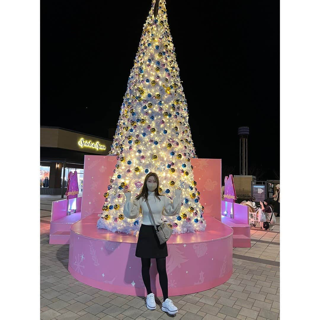 山下莉奈のインスタグラム：「イルミネーションって見てるだけでなんだかワクワク❤️ いい季節🎄✨」