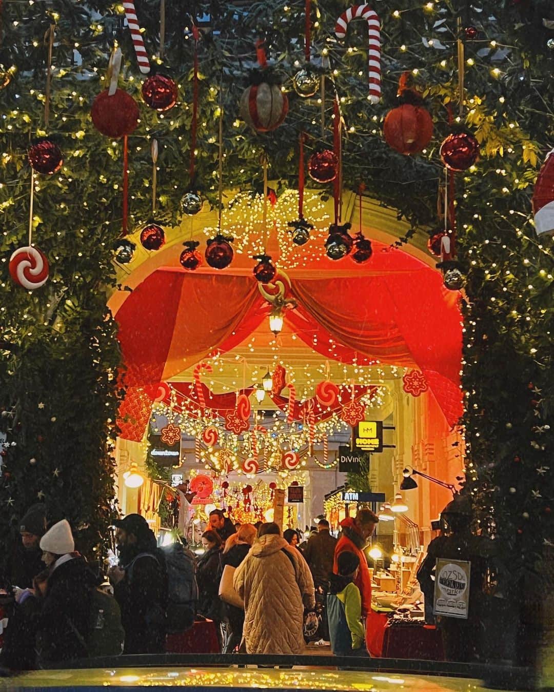 ソン・ファミンのインスタグラム：「@filmhwa New Filter 🎄!  12월 기념으로 크리스마스와 어울리는 필터를 만들었어요 지금 필름화 들어가면 있으니 잘 써주세요..🎅💚」