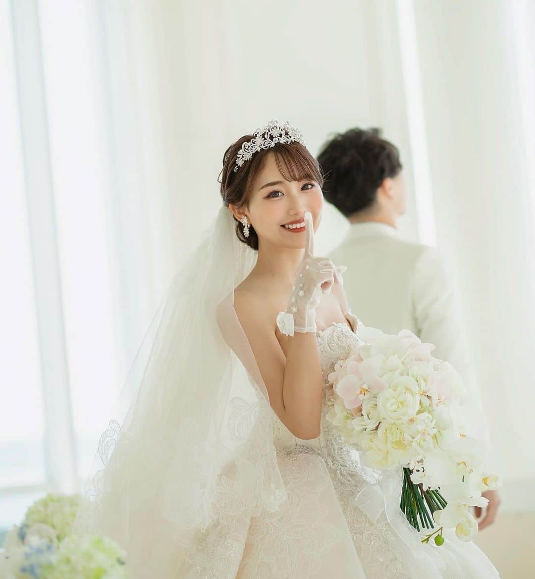 のインスタグラム：「⋆  ファーストミート🤫   結婚式何投稿もすみません𓏧 スライドしてみてくれると嬉しいです🤍  美容情報まとめます💐  ꒰ フェイス ꒱  𓏸 お肌ケア @menard.nagoya @menard.sayu   ↪︎お肌の調子を保つために通っている、  メナードフェイシャルエステ❤︎  沖縄に行く前日にお肌ケアをお願いして、  本当に艶々うるうるになりました🥺  お肌のトーンアップもするし、くすみもましになるので  本当に月1で通っててよかったなあと思います😲  ꒰ デコルテ ꒱  𓏸 バストアップ @bicuol_aya @rococo.bustup  　↪︎大事な撮影前には必ず駆け込むところです。  ブライダルコースやバストアップコースなど、  様々なコースがあって、本当におすすめ。  施術直後から顔やデコルテのむくみが取れて、  私はすぐに効果が感じられるなと思います🙆🏻‍♀️  デコルテやバストアップ、リンパ流しもしてくれます♡  𓏸 痩身エステ @stella.nagoya   ↪︎ 全身痩身エステをやってくれるstellaさん。  ダイエットで痩せきれない部分の脂肪を流してくれます！  私は二の腕と背中のお肉がどうしても気になったので  お願いしました😊 ダイエットと一緒にやると  本当に効果抜群なんです！❤︎  痛みも、わたしは全然なかったよ〜👏🏻  𓏸 ハワイアンロミロミ @chiyo_pururu  　↪︎初めて体験したロミロミ。めっちゃ気持ちいい♡  しかも、ひどい巻き肩がよくなりました！  埋まり気味だった肩甲骨も綺麗になって、大満足です。  そもそも施術自体も気持ちいいし、むくみもとれるので  ブライダル後も通いたい施術の一つです🫣  ꒰ 目元 ꒱  𓏸 @browtt_nagoya  　↪︎垢抜けるためにはマスト！眉毛サロンです❤︎  ハリウッドアイブロウリフトをお願いしています！  眉毛のお手入れをすると、お顔の印象がかわる🥺  おすすめです✌︎  𓏸 @bonheur_eyelash  　↪︎まつげパーマならココ🤍  私はいつもタレ目デザインでお願いしています！  マスクで取れがちなまつげカールも、まつぱで解決❤︎  メイクも楽になるし、まつ毛のカールも落ちないし、  沖縄は湿度が高いので特におすすめです🥺  ꒰ ネイル ꒱ 𓏸 ジェルネイル @esnail_nagoya   ↪︎毎月ハンドネイル、フットネイルをお願いしています！  今回はシルバーメインでキラキラにしていただきました♡  手袋をつけていてネイルが見づらいので  別投稿でアップします👏🏻  #プレ花嫁 #花嫁 #沖縄婚 #リゾート婚 #ブーケ #結婚式  #東海プレ花嫁  #ウエディングドレス  #ウェディングドレス選び #thehany #2022冬婚 #2022秋婚 #披露宴 #披露宴会場コーディネート #卒花嫁 #プレ花嫁準備 #プレ花嫁ダイエット #プレ花嫁2022 #ウェディング前撮り #ウェディング撮影 #ウェディングフォト  #沖縄挙式 #カラードレス #ラソールガーデンアリビラ #花嫁ヘアスタイル #ドレス迷子 #卒花嫁レポ #ゼクシィ #ファーストミート」