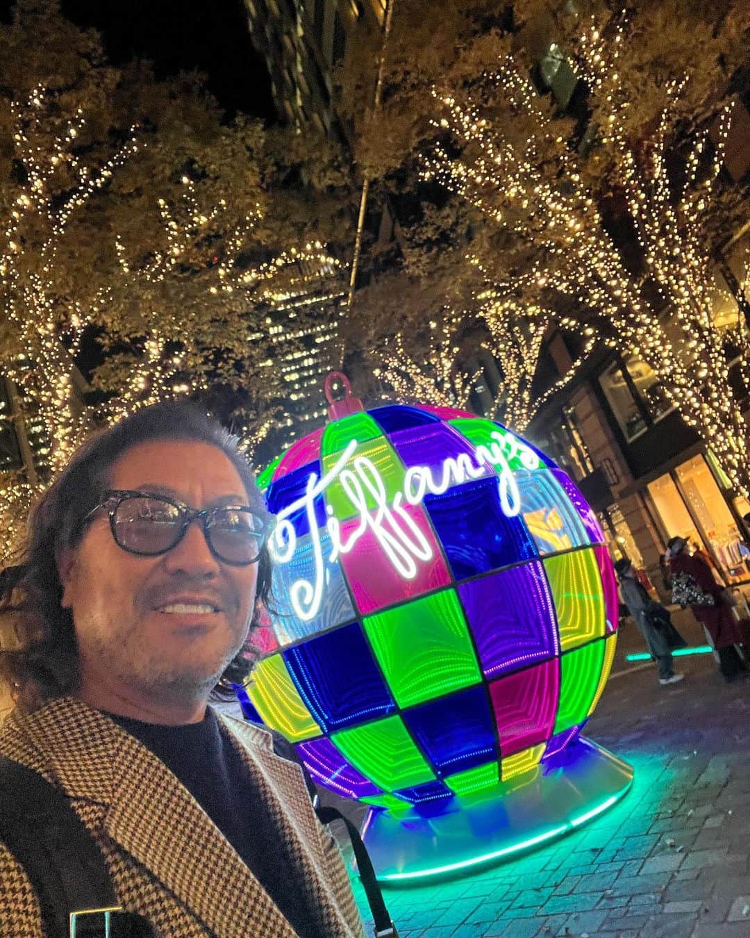 國分利治さんのインスタグラム写真 - (國分利治Instagram)「街はクリスマスのイルミネーションで 賑わってる。  東京駅の上に綺麗な月。  東京はやっぱ素晴らしい街だ。」12月8日 19時01分 - toshiharu_kokubun