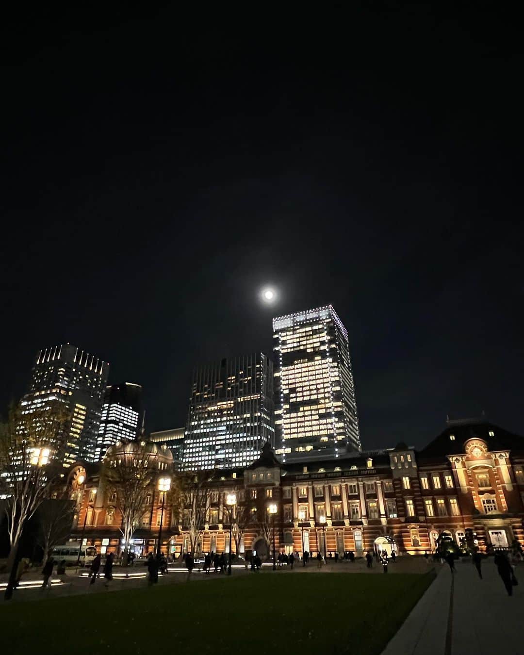 國分利治さんのインスタグラム写真 - (國分利治Instagram)「街はクリスマスのイルミネーションで 賑わってる。  東京駅の上に綺麗な月。  東京はやっぱ素晴らしい街だ。」12月8日 19時01分 - toshiharu_kokubun