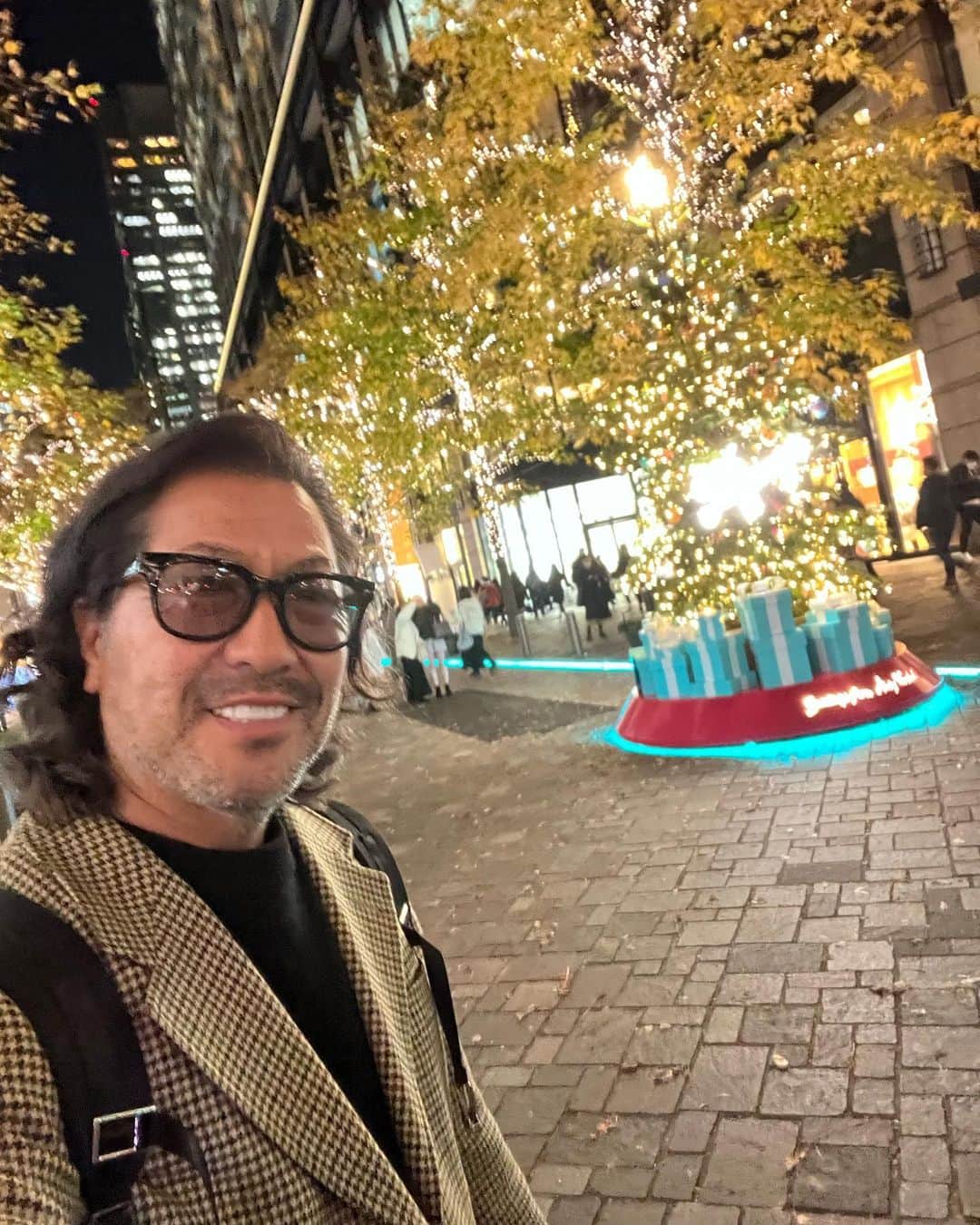 國分利治のインスタグラム：「街はクリスマスのイルミネーションで 賑わってる。  東京駅の上に綺麗な月。  東京はやっぱ素晴らしい街だ。」
