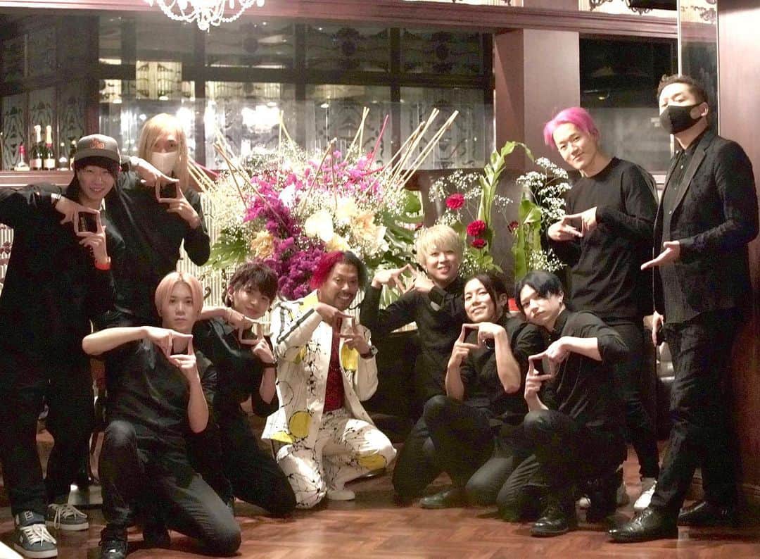 RYOGA -XTRAP-のインスタグラム：「2022.12.6 『Meet up X スペシャルナイト』 お越し下さった皆様ありがとうございました！  ゲスト矢田青幸さん @seikoh.artist のライブ生花が素敵過ぎました!!💐初めて生で観られて感動です。  そしてXTRAPも人生初の生け花を体験😆次はもっと時間かけてやりたいです！笑  楽しいイベントになりました😌🙏」