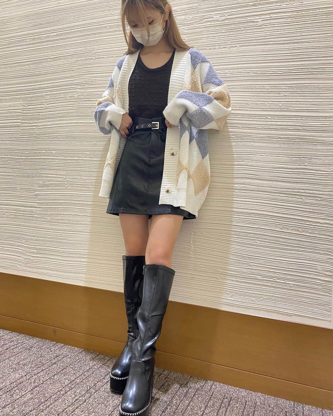 上原ゆなのインスタグラム：「： 【GORGE】  お久しぶりの投稿です！ 沖縄もやっと本格的に冬になってきましたよー🌨朝は寒すぎて、毛布に包まりながらお仕事の準備をしております🥺 ・ ・ あとね、私お仕事の一環で定期的にこうやってコーディネート写真撮影してます📷 GORGEのHPにもたくさん掲載されてるのでぜひ見てみてねーー🫶🏻 ・ ・  #gorge  #ライカム  #コーディネート  #沖縄  #07」