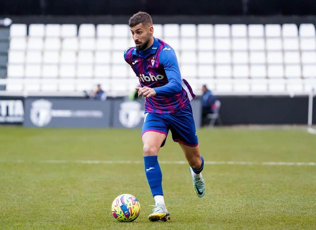 アルバロ・バディージョのインスタグラム：「➕3️⃣ fight until the end @sdeibar 💪🏼 🔵🔴」