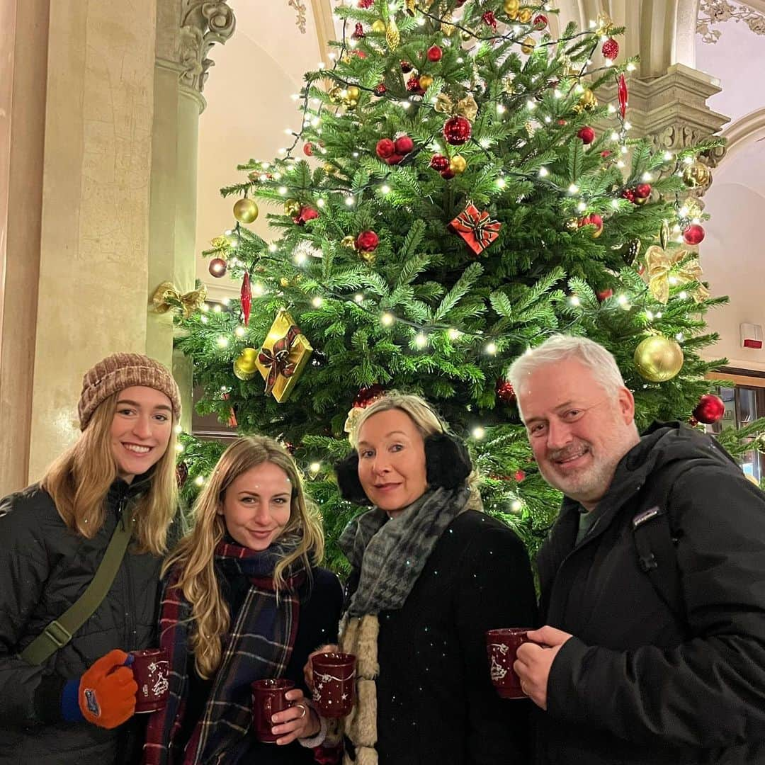 タラ・ケインさんのインスタグラム写真 - (タラ・ケインInstagram)「Austria, wrapped. 🎄🏰」12月9日 5時03分 - tarahkayne