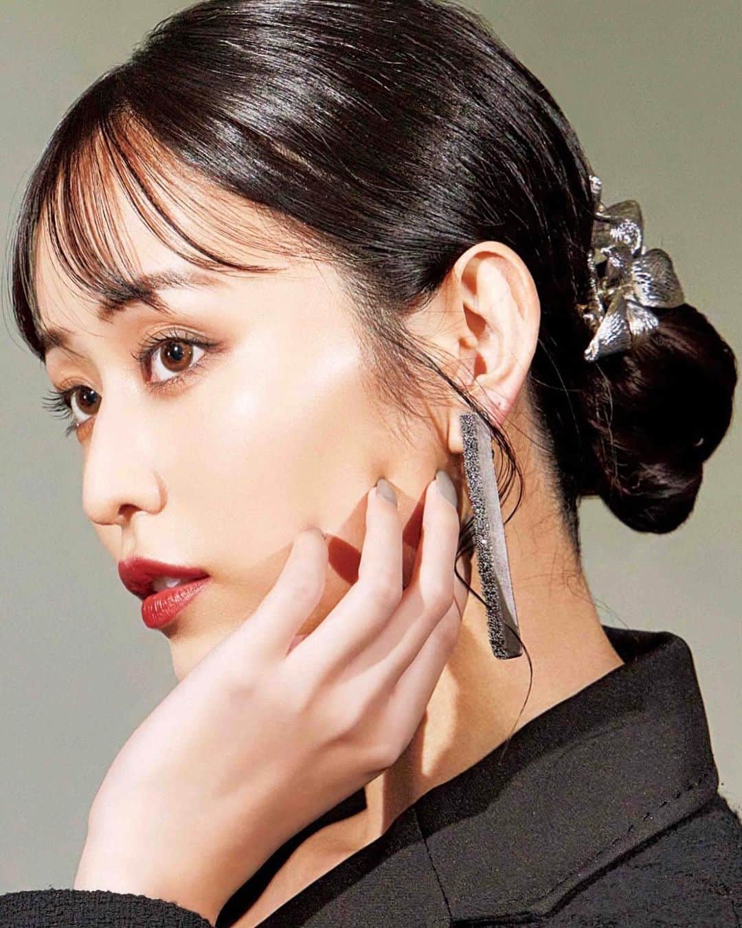 天野ちよのインスタグラム：「iconic shopでは、雑誌GIANNA Beauty with iconicに掲載されているコスメも購入可能です🤍  iconic shop新規会員登録で今なら500pプレゼント！& GIANNA Beauty with iconic # 01が無料で読めます👧🏼   iconic shopの中で気になった Lo.com オールクッションアイズを最近ハイライトとして使ってます⺣̤̬︎︎ ✌︎︎︎  韓国からやってきたクッションタイプのオイル系アイシャドウ👏🏻✨  普段付けてるアイシャドウの上から塗るとラメ感がプラスされて可愛い🥹  #アイコニックショップ  #GIANNABeautywithiconic  #美容#雑誌#コスメ#ヘアスタイル#ヘアアレンジ#セミロング#セミロングアレンジ#セミロングヘア#メイク#冬服コーデ#冬メイク#アイシャドウ#クッションファンデ」