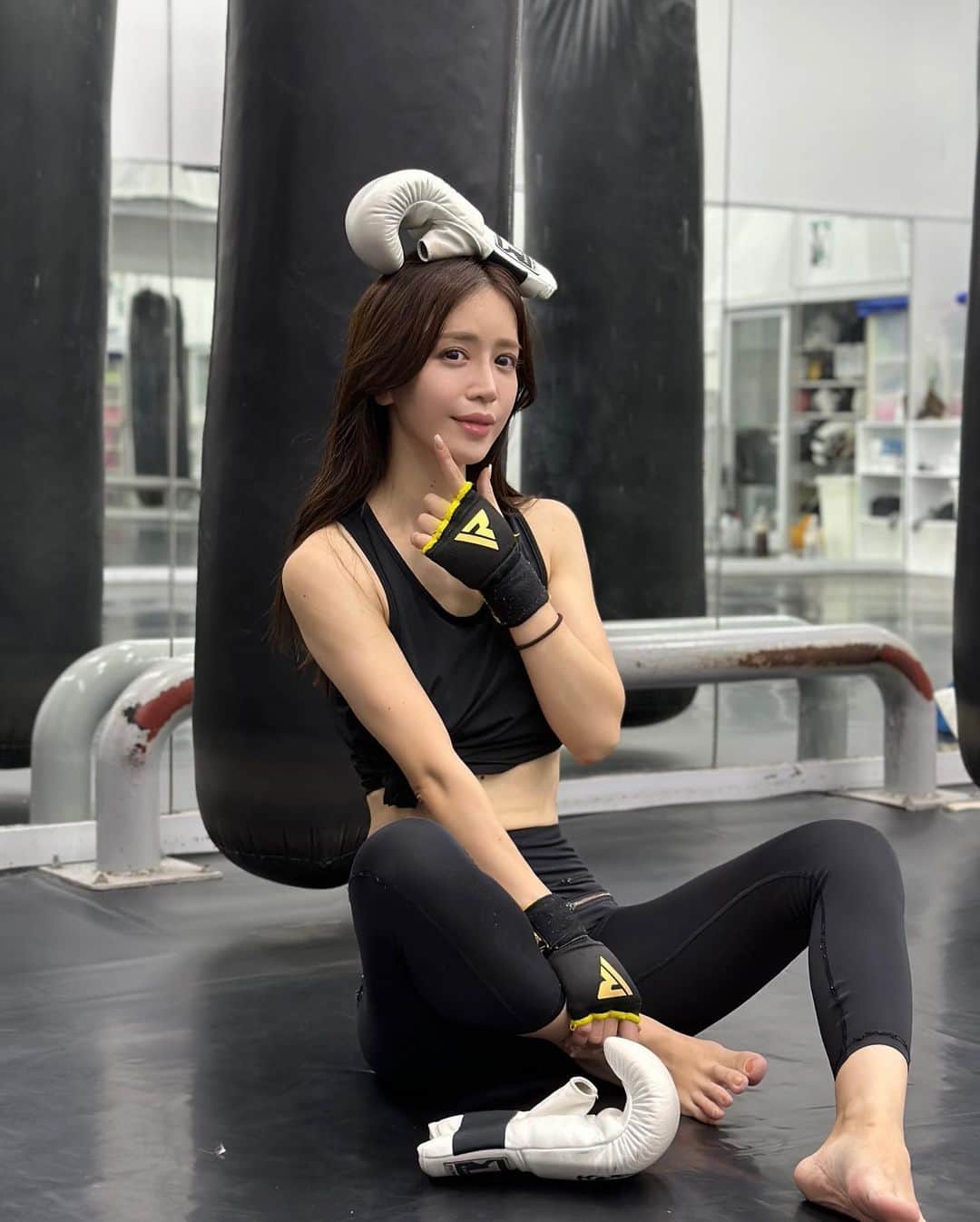丸山悠美のインスタグラム：「来年はキックボクシングのクラスやります宣言🔥 皆様来ていただけますか？🥊💓  実は頭をかなり使う競技。 私はボケ防止になっているはず💭  #maruyumi_kick  #kickboxing #マススパー #キックボクシング  #ミット打ち #ボディメイク #格闘技 #muaythai #trainingwear #traininggirl #fitness #gym #bodymake #脚痩せ #格闘技 #ジム #ジムウェア #ムエタイ #腹筋女子 #筋トレ #筋トレ女子  #ダイエット #ボクシング #新宿 #キックボクシング女子 #fitnessgirl #フィットネス #パーソナルトレーニング #マススパー #トレーニング #腹筋 #新宿 #ミドルキック」