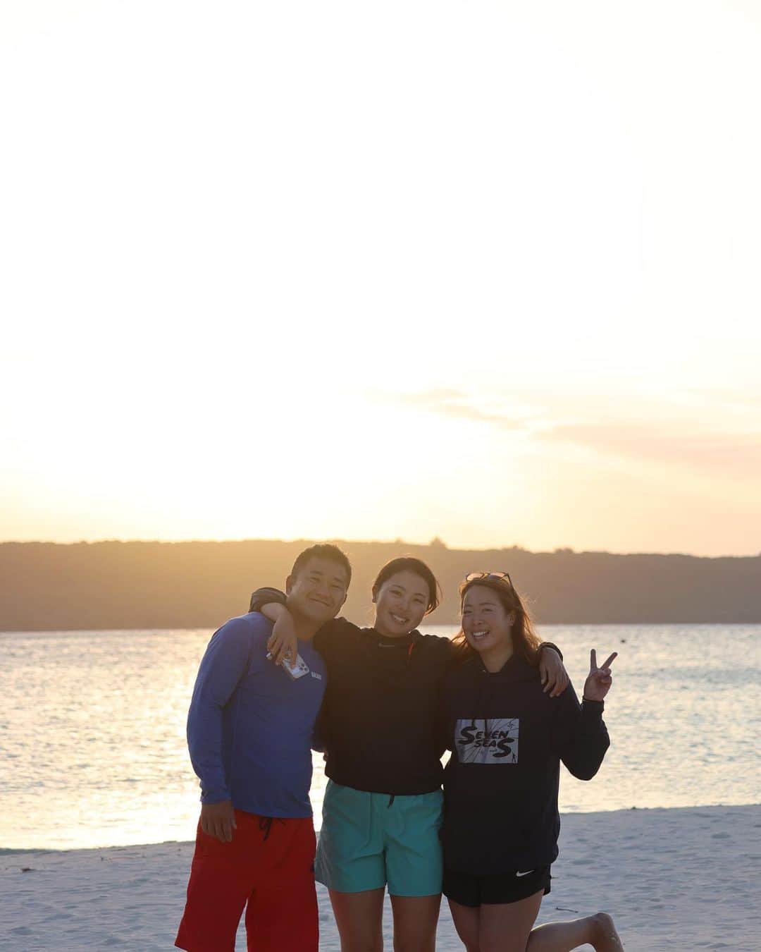 新嶋莉奈のインスタグラム：「練習終わりの夕日綺麗だった！☀︎ 片付けしながら黄昏てたら知らんおじさんが撮ってくれた！レアなカメラ持ってたおじさんありがとう！☺︎」