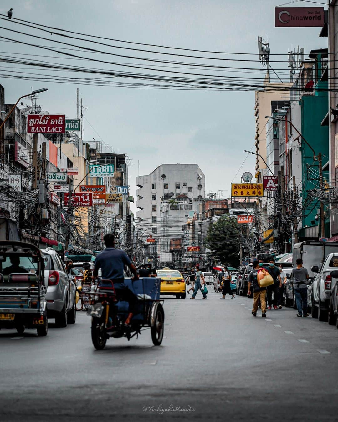 でいぜろバンコクさんのインスタグラム写真 - (でいぜろバンコクInstagram)「Thailand is famous for its tuk-tuks. In addition to tuk-tuks, there are a variety of other colorful vehicles. They add color to the streets of Thailand. I like it very much. . . . . #bangkokstreet #thailandphotographer #bangkokcityvibes #beautiful_bangkok #bangkokspirit #streetphotographybangkok #bangkokstreets #thailandstreetphotography #streetbangkok #bangkokstreets #streetphotographythailand #bangkokexplore #thailandstreet  #bangkokview #bangkokstreetphotography」12月8日 21時05分 - dayzerobangkok