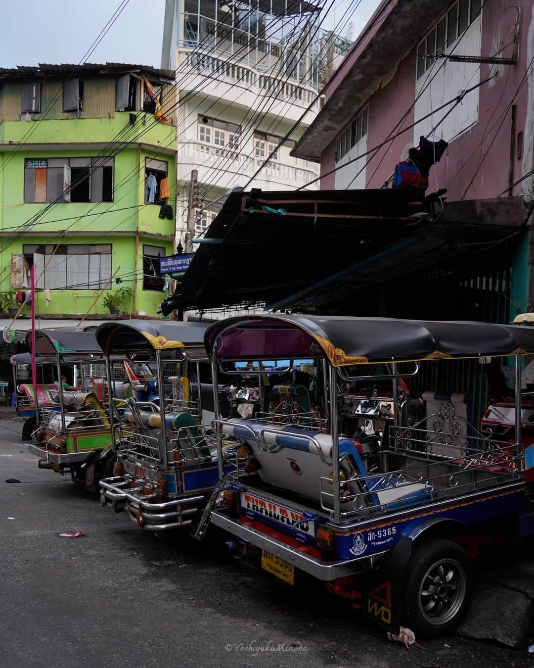 でいぜろバンコクさんのインスタグラム写真 - (でいぜろバンコクInstagram)「Thailand is famous for its tuk-tuks. In addition to tuk-tuks, there are a variety of other colorful vehicles. They add color to the streets of Thailand. I like it very much. . . . . #bangkokstreet #thailandphotographer #bangkokcityvibes #beautiful_bangkok #bangkokspirit #streetphotographybangkok #bangkokstreets #thailandstreetphotography #streetbangkok #bangkokstreets #streetphotographythailand #bangkokexplore #thailandstreet  #bangkokview #bangkokstreetphotography」12月8日 21時05分 - dayzerobangkok