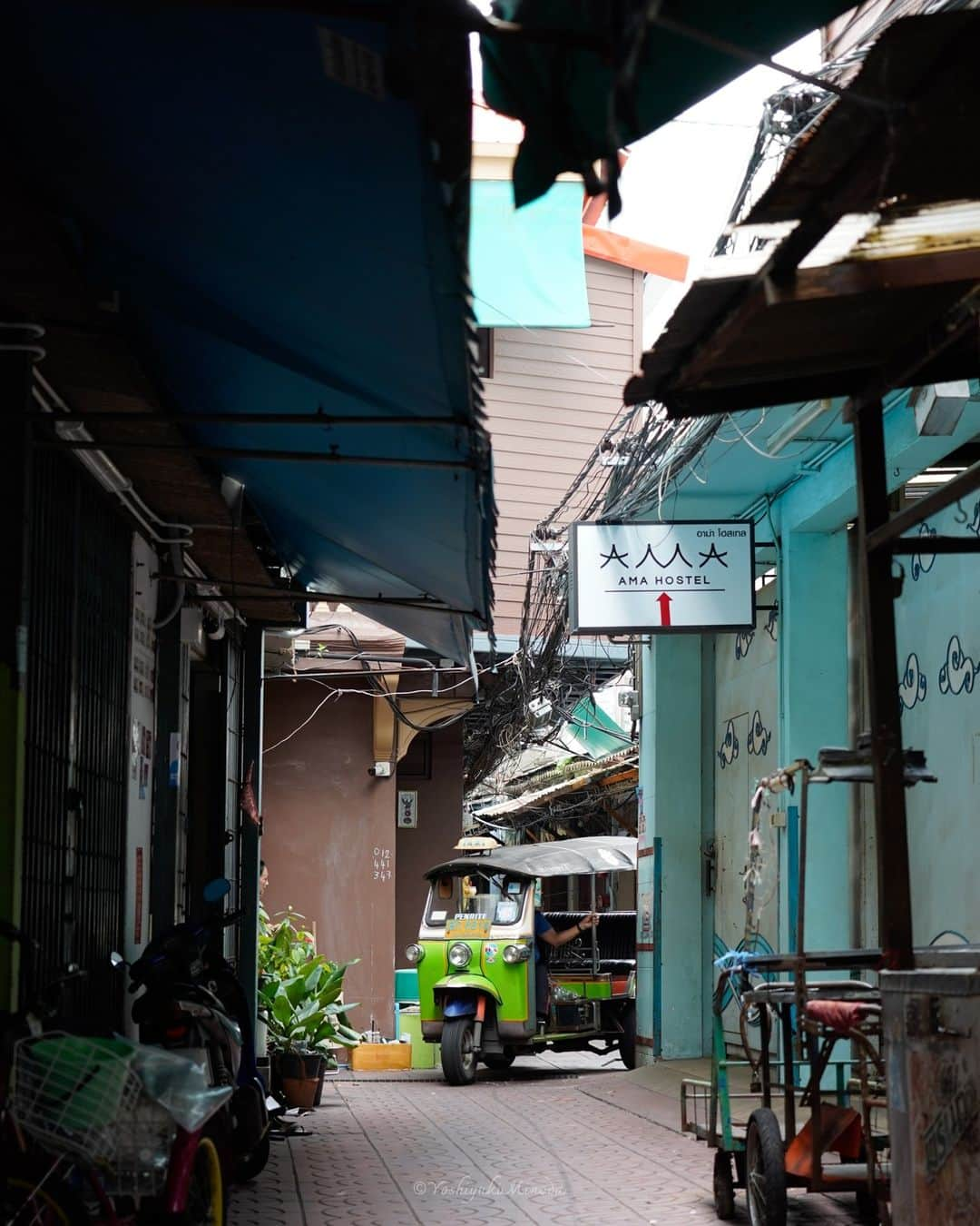 でいぜろバンコクさんのインスタグラム写真 - (でいぜろバンコクInstagram)「Thailand is famous for its tuk-tuks. In addition to tuk-tuks, there are a variety of other colorful vehicles. They add color to the streets of Thailand. I like it very much. . . . . #bangkokstreet #thailandphotographer #bangkokcityvibes #beautiful_bangkok #bangkokspirit #streetphotographybangkok #bangkokstreets #thailandstreetphotography #streetbangkok #bangkokstreets #streetphotographythailand #bangkokexplore #thailandstreet  #bangkokview #bangkokstreetphotography」12月8日 21時05分 - dayzerobangkok