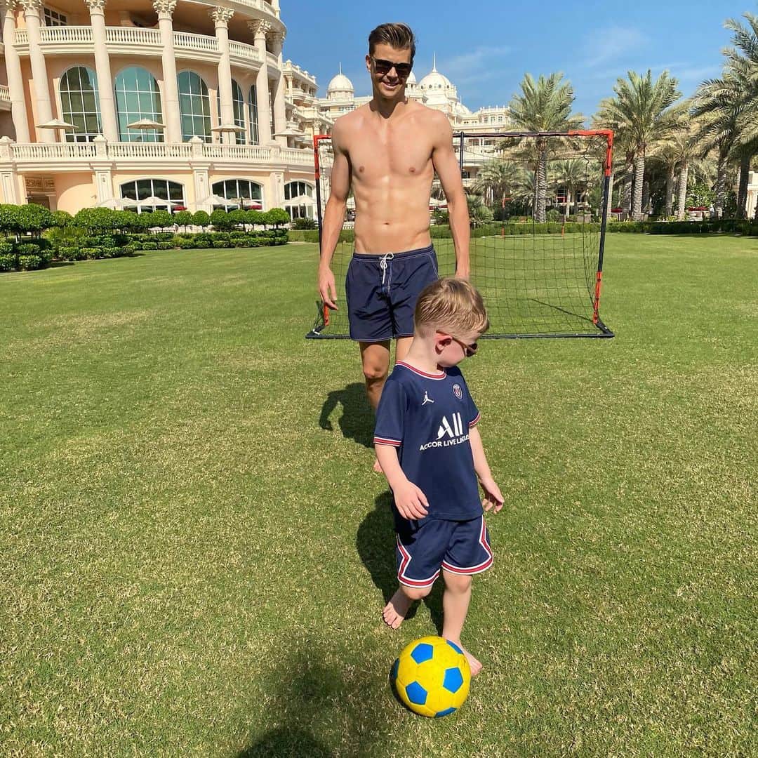 ミチェル・ランゲラクのインスタグラム：「Football is life! Anytime anywhere ⚽️⚽️」