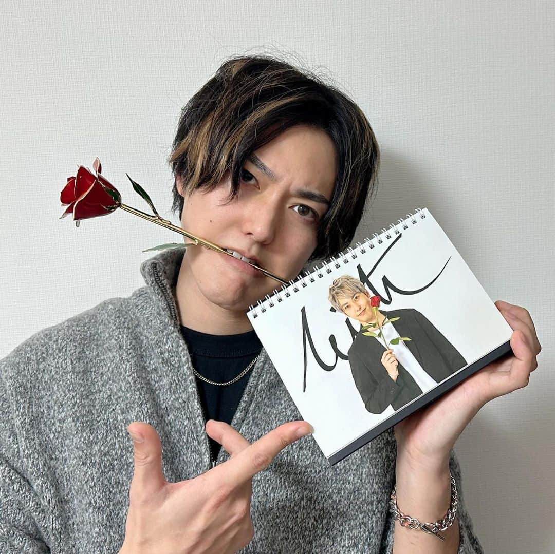 ないとーのインスタグラム：「モテ語録カレンダーなるものを作りました🌹  これを飾れば2023年金運、健康運、恋愛運、交通安全すべてまかなえます。 嘘だと思うでしょ？ 僕だってまだ信じられませんよ。  これ一つで未来をバラ色に変えられる。 そう考えれば一家に１つは置いておきたい必需品です。  逆にコレを買わなければ来年は何を頼りに生きたら良いのでしょうか？  さぁ、今までのお話を聞いて、 次にあなたがやるべきことはもう分かりましたよね？ まだ分からない？ 君はあとで菓子折りを持って別室に来なさい。  ここにカレンダー販売先のリンクを置いておきます。 どうすればいいかは、賢いあなたにはもう分かるはずです。  それでは一足先に2023年で待っていますよ。 https://muuu.com/collections/109717  あれ、  えっ？？？  インスタってここからリンク飛べないんかい！！！！」