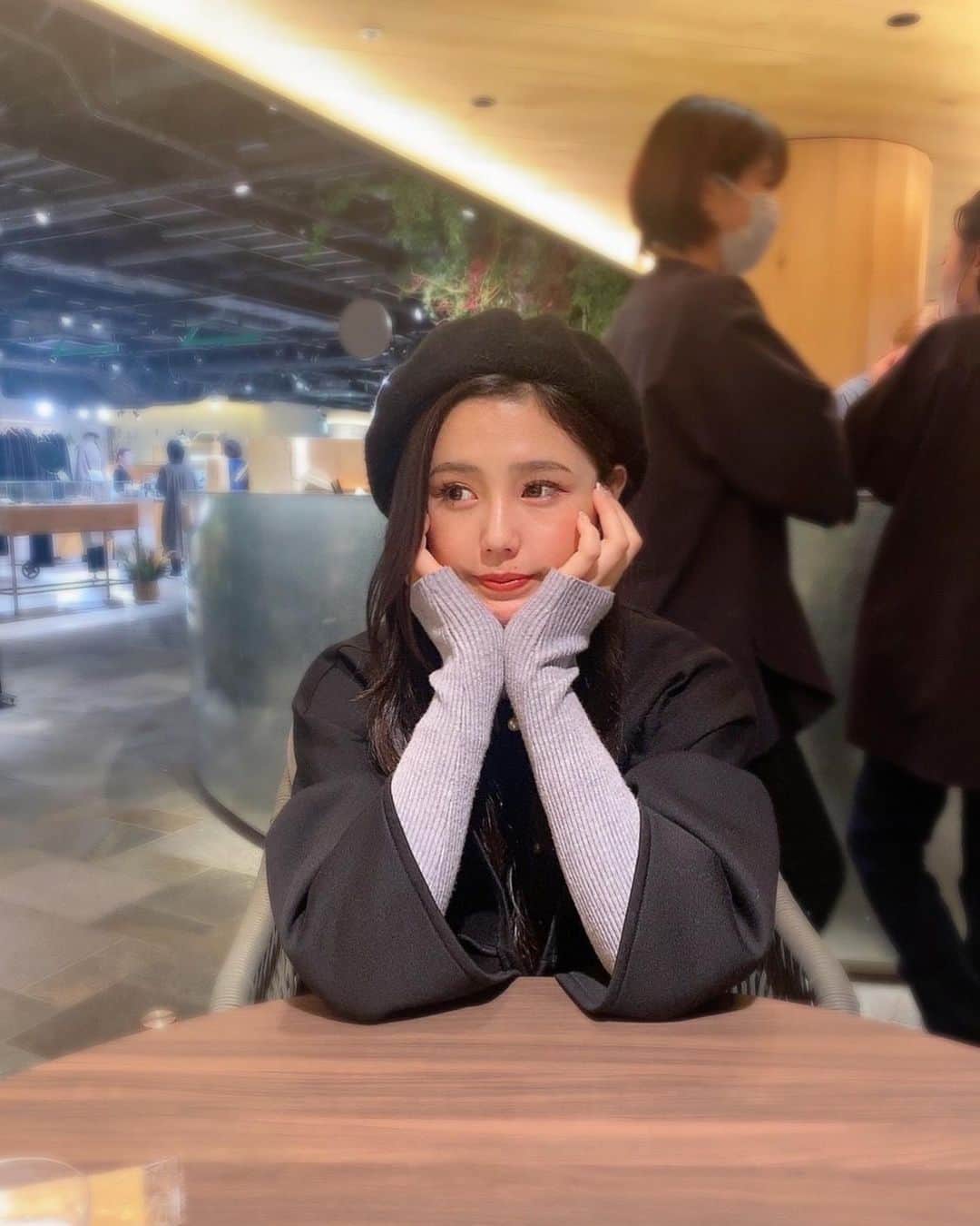 真木しおりのインスタグラム：「ケーキ食べてきた🎂  ケーキ食べたあとなぜか白ごはん食べたくなって白ごはん食べたよ🍚笑  #cafe #cake #米好き #ベレー帽 #rq #レースクイーン #레이싱모델　#racingmodel #fashion #ootd #ootdfashion #冬服 #冬コーデ　#shein #shoplist」
