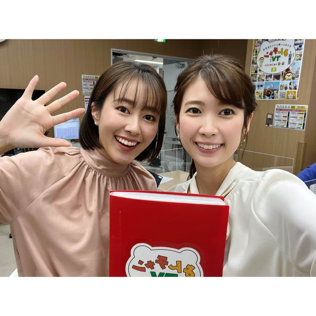 玉巻映美さんのインスタグラム写真 - (玉巻映美Instagram)「. 後輩のまえはるちゃんと！🤳🤍 それぞれ準備に追われるドタバタな一日の中で 本番5分前に撮れました。笑 ほっこりする時間があると、頑張れます☺️🙏 今日もなんとか駆け抜けましたー！！」12月8日 21時46分 - eimi_tamamaki