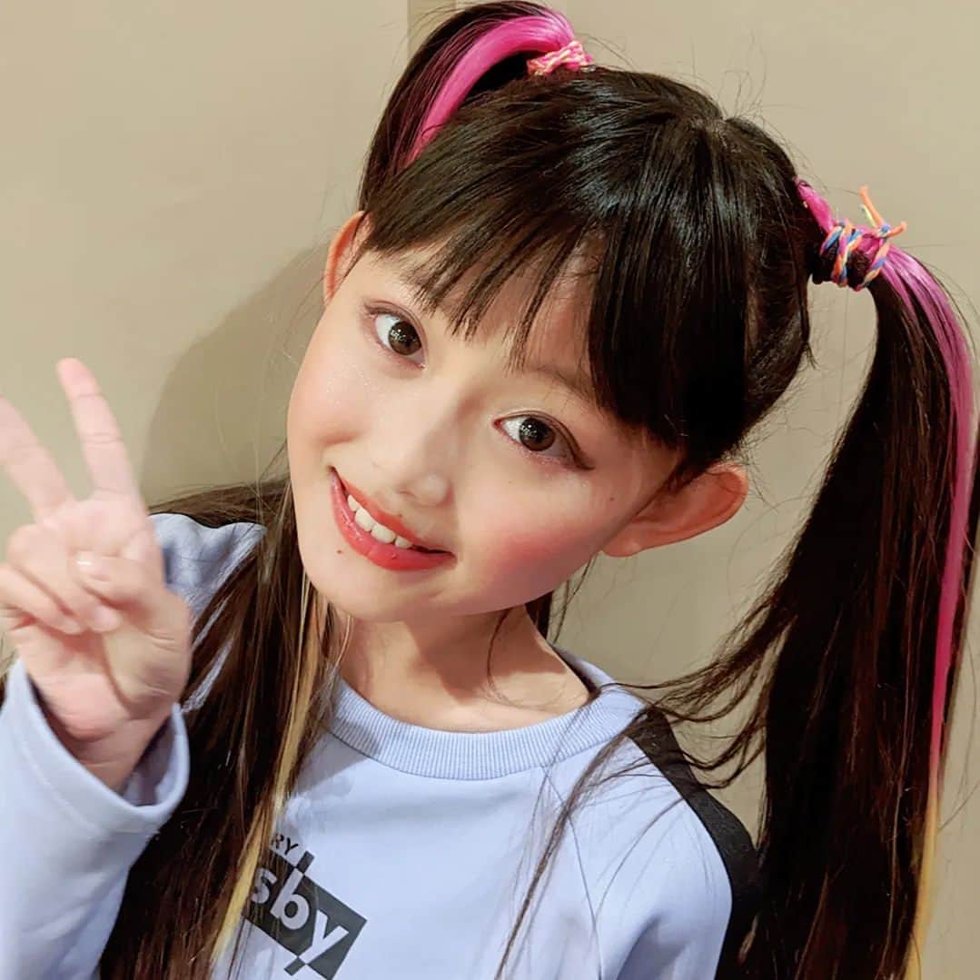 えりのインスタグラム：「Hello December ⁡.⁡ ⁡.⁡ 先日のダンスの発表会⁡の公演後📸⁡ 全力出しきったあとだからご機嫌😊✨⁡⁡ 発表会なので舞台映えするように濃いめにメイクしたら ⁡だいぶお姉さんに見える😂 ⁡.⁡ ⁡⁡今年を振り返るとなぁちゃんも⁡ ⁡いろんなこと経験して⁡ ⁡習い事やお仕事に対しても成長を感じた1年でした。⁡⁡⁡ ⁡.⁡ ⁡振り返るのまだ早かったか←⁡ ⁡今月もよろしくお願いします🎄」