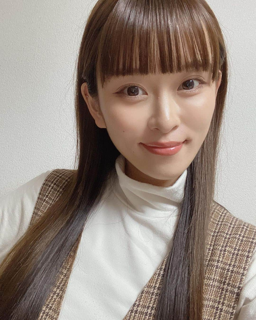 新立美香のインスタグラム：「お久しぶりです😌  長らく投稿ができず、 ご心配をおかけいたしました。 また、投稿していない期間も 温かいコメントやDMなどくださり お待ちいただいた皆様 ありがとうございます😢✨  暫くぶりの投稿になってしまいましたが、 皆様お元気でしたか？  ここ最近急に寒くなってきましたが、 体調など崩されていないですか？  暫くSNSから離れていて ようやくインスタを更新したいなと 思えるようになったものの 相変わらず引きこもりの私は 映える写真も特になく、、🥹  久しぶりの投稿なので 元気なお顔をみせられたらなと 一億万年ぶりに自撮りしてみました🫣 表情かたくてごめんなさい。笑 ちなみに、前髪作って早1年がたちます💇‍♀️  これからまた安定の不定期では あると思いますが、 投稿していきたいなと思っているので、 『あ、元気にやってるな』くらいに 生存確認してくださると幸いです🫠 いいねもしてくれるとまたあげてみよかなとモチベーションあがります🫶笑  今夜も寒いので 暖かくしておやすみください💤 ではまた₍ ..̮ ₎ ⁽ ˙˙̮ ⁾₍ ..̮ ₎ ⁽ ˙˙̮ ⁾」