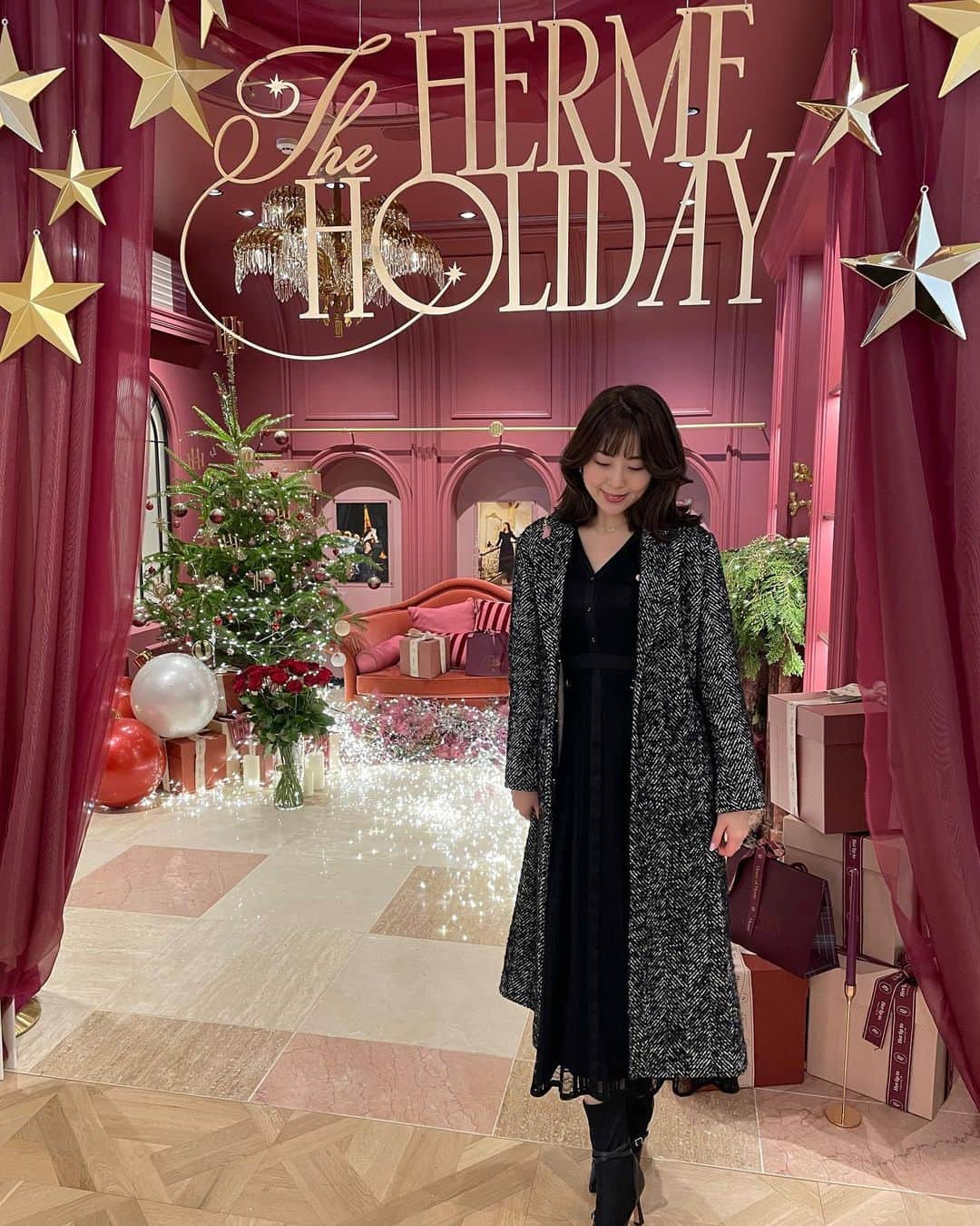 磯田彩実さんのインスタグラム写真 - (磯田彩実Instagram)「. house of herme holiday🎄  1番のフォトスポット🤍  今年のドリンクは マシュマロが浮かんだホットココア😊🤎 美味しくて可愛くて温まる、 今の季節にぴったりな甘いプレゼントでした🫶🏻  #HLTholiday2022 #herlipto#holiday#2022 #herliptoholiday #houseofherme  @nyanchan22   大満足のエルメホリデー投稿でした🎄💋🐈‍⬛」12月8日 22時12分 - ayami_isoda.tvh7