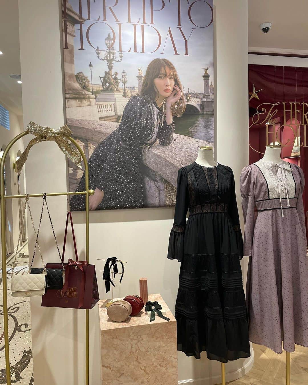 磯田彩実さんのインスタグラム写真 - (磯田彩実Instagram)「. house of herme holiday🎄  1番のフォトスポット🤍  今年のドリンクは マシュマロが浮かんだホットココア😊🤎 美味しくて可愛くて温まる、 今の季節にぴったりな甘いプレゼントでした🫶🏻  #HLTholiday2022 #herlipto#holiday#2022 #herliptoholiday #houseofherme  @nyanchan22   大満足のエルメホリデー投稿でした🎄💋🐈‍⬛」12月8日 22時12分 - ayami_isoda.tvh7