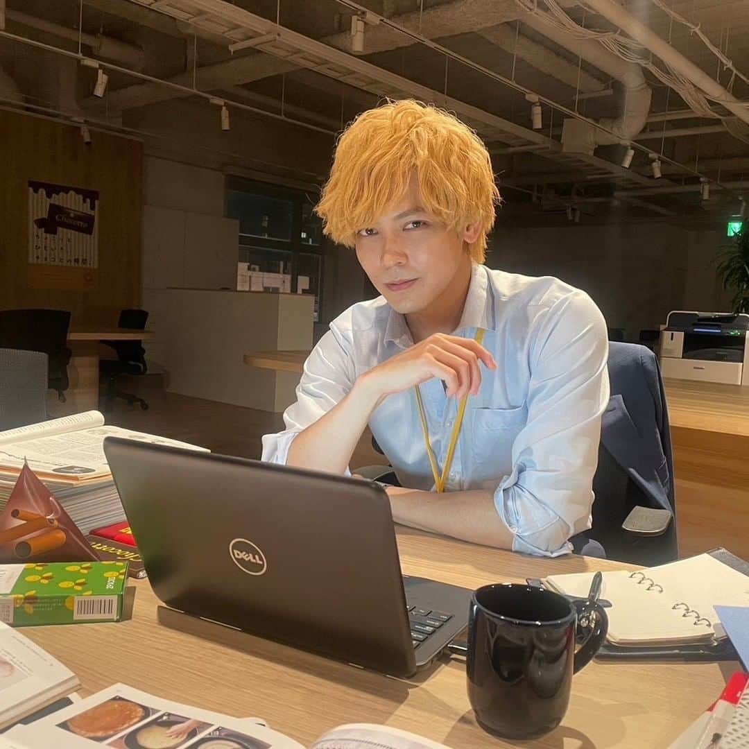 高嶺のハナさんのインスタグラム：「【オフショット📸】  #高嶺のハナさん2   キメチャラ田👔（#猪塚健太 ）✨  遅くまでプレゼンの準備、お疲れ様です😢 無事にプレゼンを終えたチーム高嶺は、ご褒美の伊東旅行へ行っております🚅 見逃した方はぜひTVerへ💖  #高嶺のハナさん #bsテレ東 #テレビ大阪 #ひかりtv  #泉里香 #小越勇輝 #香音 #中村里帆 #小柳友 #さくらしめじ」