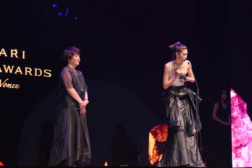 森星のインスタグラム：「Such an honor to be this year's “Inspiring Woman” for @bulgari Avrora Award 2022.  Special thanks to recommender @mami_kataoka_2018 Director of Mori Art Museum. @moriartmuseum  2016年に記念すべき第一回目のアウロラアワードの授賞式で、祖母が受賞した際に、同じ舞台で推薦者として出席させて頂いて６年が経ち、今回受賞者として立たせて頂けた事がとても感慨深いです🦋  ファッションモデルとして、世界の美しい手仕事と触れる場に恵まれてきたからこそ、改めて日本文化に立ち返ってみると、豊かな自然の恵みと、それを生かしてきた先人の知恵、想像力、そして感性の豊かさが際立っています。  まだまだスタート地点に立ったばかりという想いでありますが、新しいプロジェクトを通して、日本の豊かな美学に光をあてて、ライフワークとして世界へ発信し続けていきたいと思っています。  ロールモデルになれるよう、日々精進してまいります🦋  #AvroraAward #InspiringWoman」
