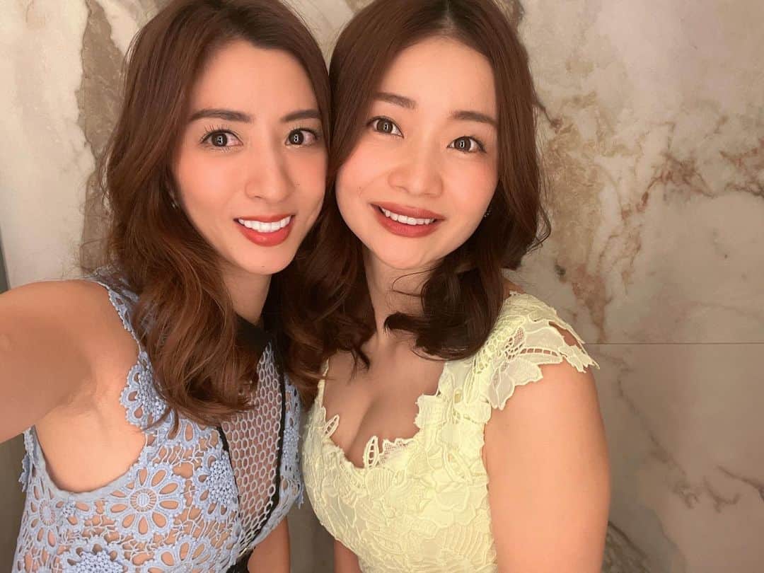 谷澤杏奈のインスタグラム：「🥂  クリスマス🎄🎅🏼も、ファミリーと一緒😆  子供達もいつも可愛がってくれてありがと🫰🏼✨  ラブやで❤️  最近は、『自分のジャスティスを大切にしよう』を モットーに頑張っているふたりです。笑  .」