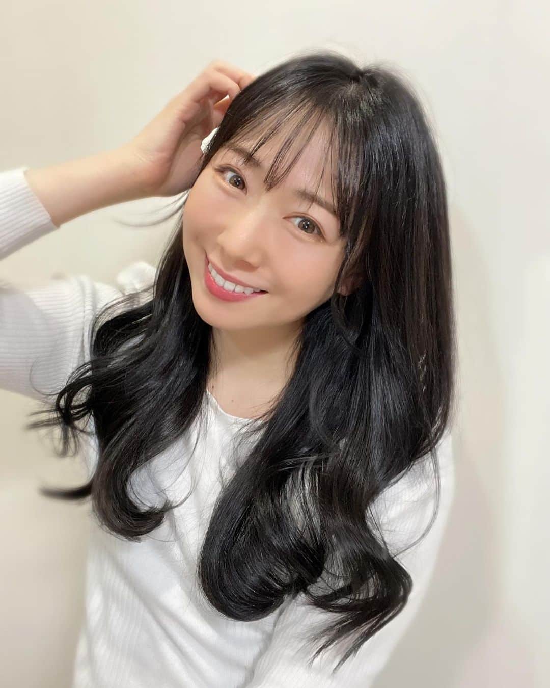 のインスタグラム：「髪色明るくなってしまったので久しぶりに黒くしたよ💇🏻‍♀️  髪の長さも10センチくらい短くなったんだけど…言われたら気づいてくれる⁇笑  自分では結構短くなったなぁって思ってるよ🌝  あっという間に年末~年越しがやって来そうです‼︎ 残りの2022年も充実した毎日にしようね💐」