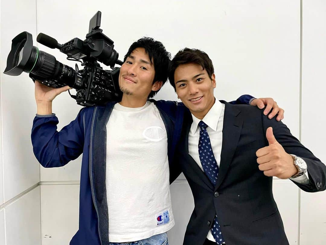 山本賢太さんのインスタグラム写真 - (山本賢太Instagram)「Live News イット！で一年半一緒に取材した佐々木カメラマンが今月ニューヨーク支局へ、、 昨日は出国前最後のタッグでした！ 先輩ですが2人で飲みに行ったり友達のように仲良くしてもらい、現場で一緒にする取材がとても楽しかったです😊 現場の声やそこで感じたもの見たものをこれからもお届けできるように現場スタッフと切磋琢磨して頑張ります！  #livenewsit  #カメラマン #報道」12月8日 22時54分 - yamamoto_kenta.yamaken