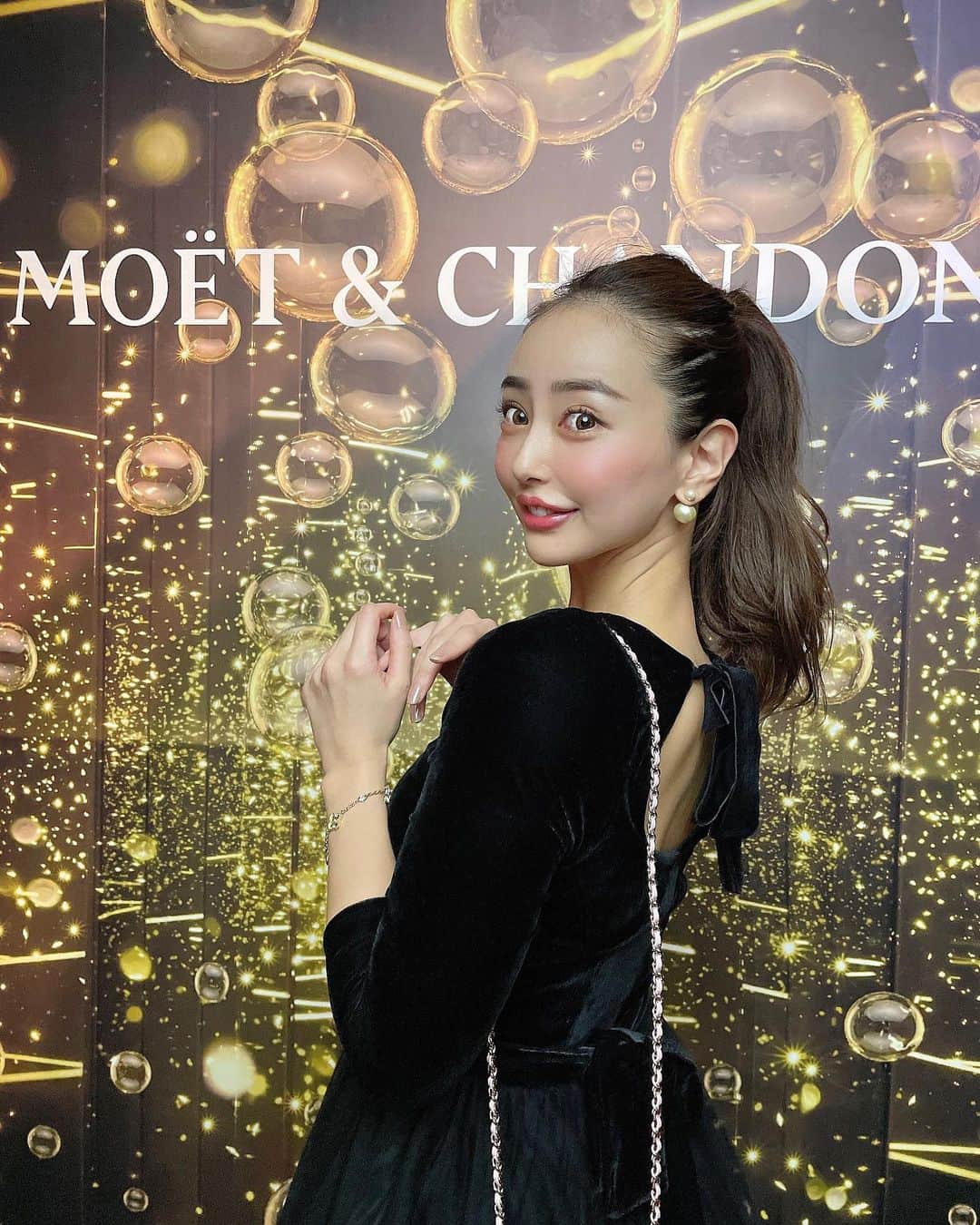 のインスタグラム：「Moët & Chandon のイベントに行ってきました🍾🌛🖤  EFFERVESCENCE Tokyo 2022  @moetchandon   モエシャンカラーに輝く東京タワー🗼 の真下で素敵な音楽とシャンパンを頂きとても華やかな美しい空間🤍  とっても素敵な夜でした🌛  dress @andyoudressingroom   #MoetChandon #モエエシャンドン #MoetEffervescence #シャンパンの魔法と輝きを」