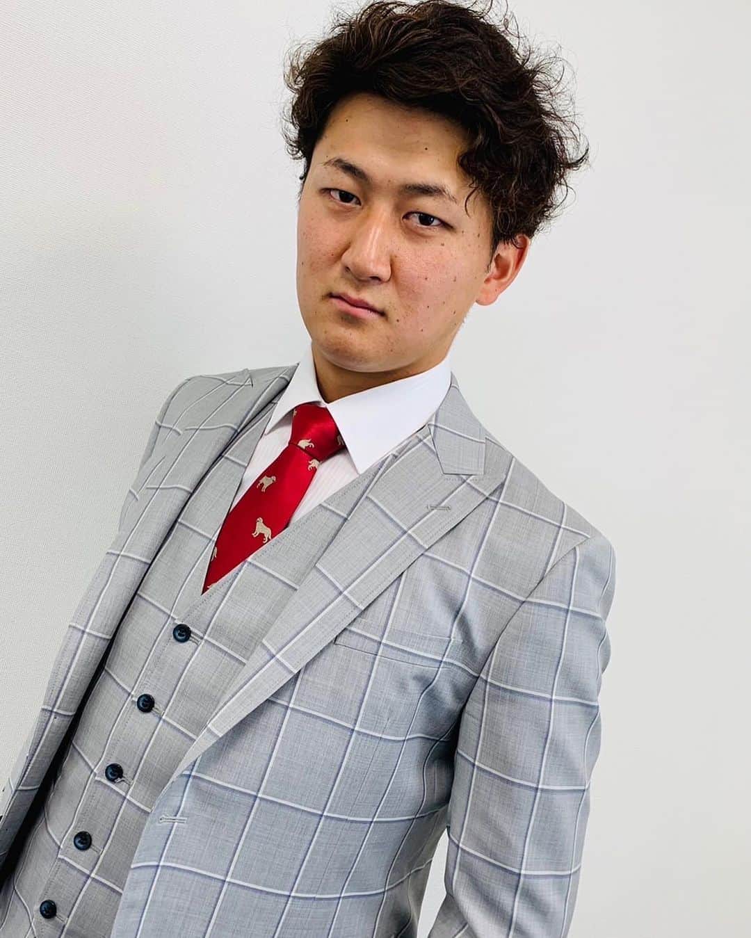 紅林弘太郎のインスタグラム：「契約更改無事おわりました！ 来年も頑張ります！ 契約更改で着用していたスーツは頓宮さんにrav.suitで買って頂きました！🍌 ありがとうございます！🦍 是非皆さんもここでオーダースーツつくってみてください！ #宮城は嘘つき #如一さんネクタイダサいはあかんすよ」