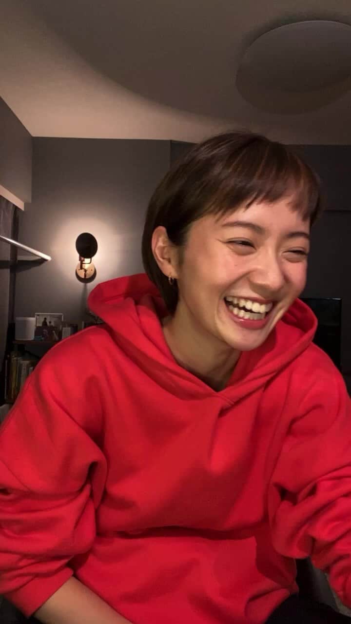 鉢嶺杏奈のインスタグラム：「ショートヘア公開で褒められて調子乗ってるだけのインスタライブw.  嬉しい言葉沢山ありがとうございました❤️」