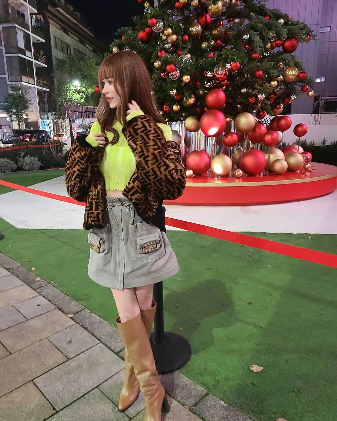 まき子のインスタグラム：「12月ぽい写真を撮ってくれた🎄🌟 @coco.cc55 とデートした時の❤️  #fendi #fendiholiday #クリスマスデート#xmastree #クリスマスコーデ」