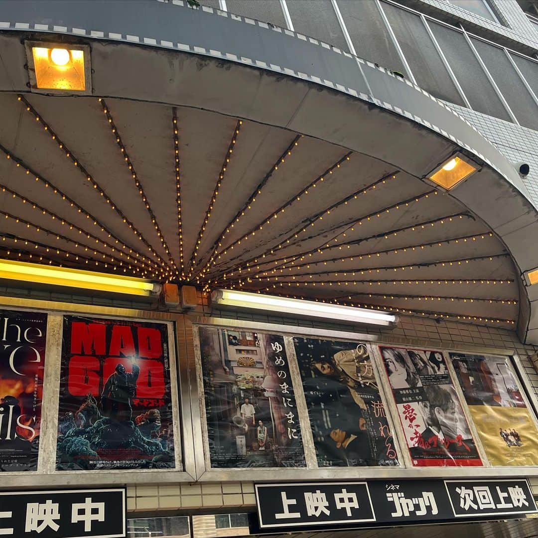 千国めぐみさんのインスタグラム写真 - (千国めぐみInstagram)「まにまに、横浜ジャック&ベティでの公開は今日9日までです 素敵な映画館　この集合写真がとても気に入っています 近くの金物屋さんでは猫が番をしていた(寝てた)」12月8日 23時58分 - chikunimegumi