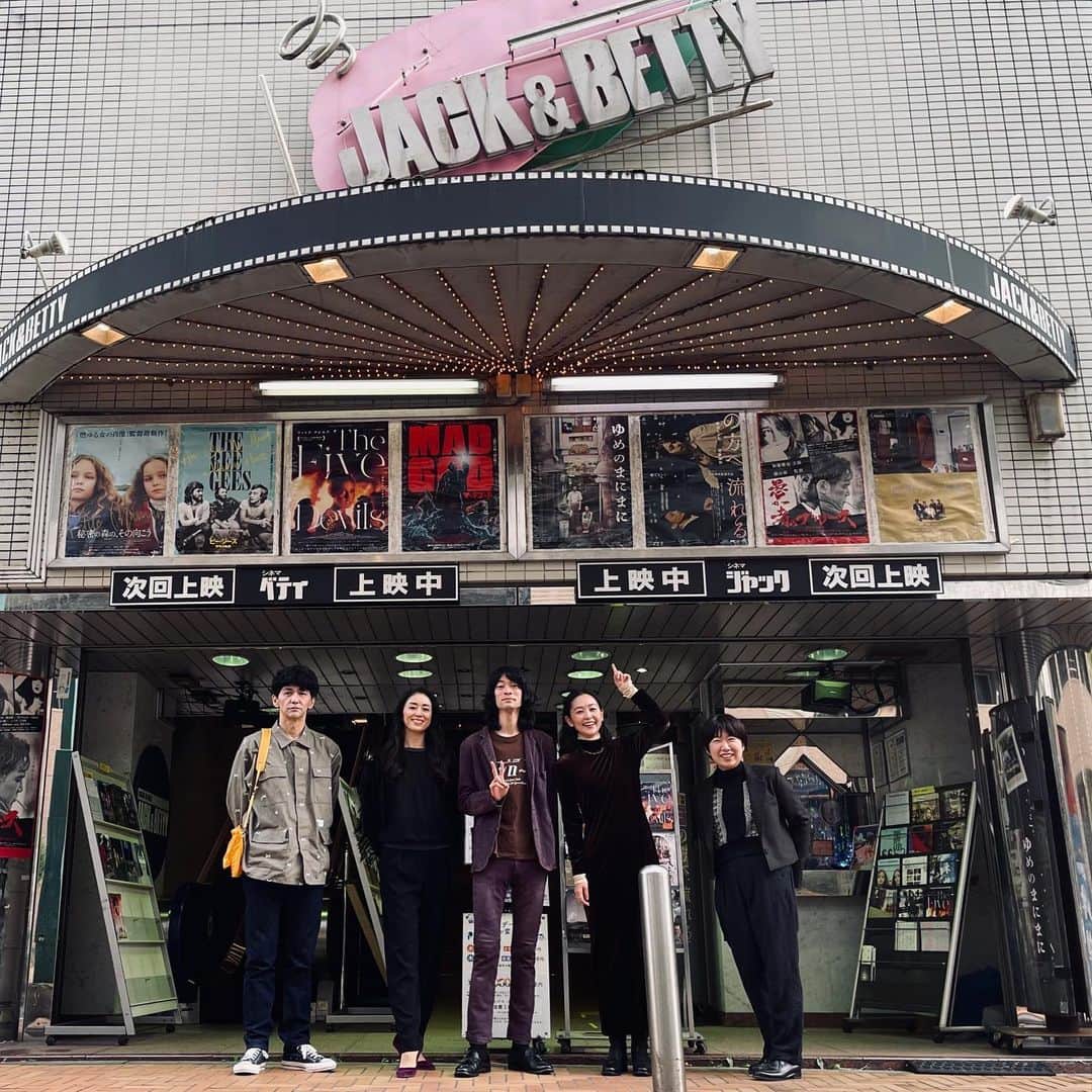 千国めぐみのインスタグラム：「まにまに、横浜ジャック&ベティでの公開は今日9日までです 素敵な映画館　この集合写真がとても気に入っています 近くの金物屋さんでは猫が番をしていた(寝てた)」