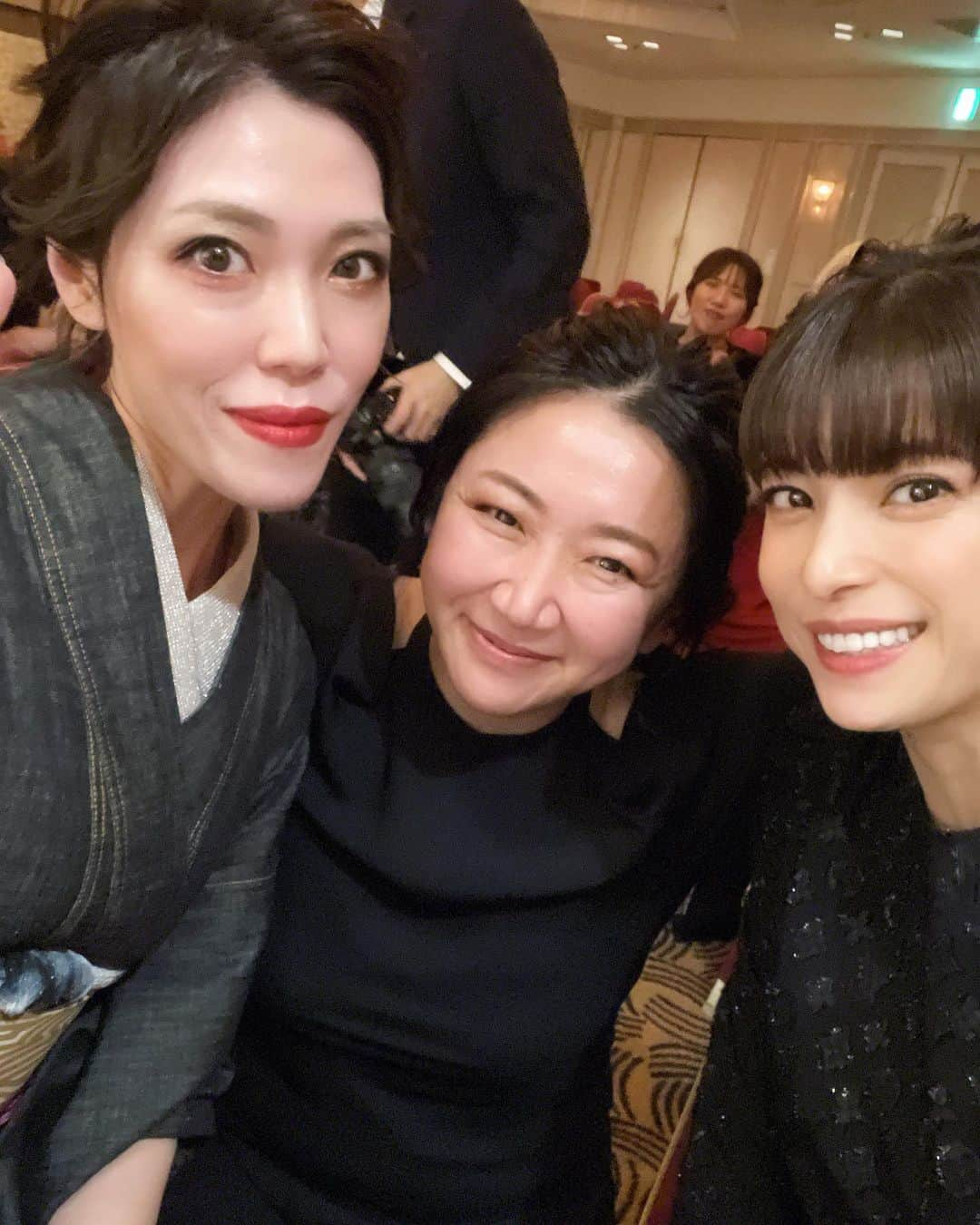 上原多香子さんのインスタグラム写真 - (上原多香子Instagram)「本日は、ルヴィ 2022年クリスマスパーティー&授賞式でした🎄✨  私も初めて出席させていただき、全国から集まった皆さまと同じ空間で、一年の〆となる大イベントに参加させていただきました！  一人では成し得ないことも、仲間の為に、仲間と共にならやれる そのパワーの源を改めて感じました  特別賞に輝いた、秋庭みはぎオーナー マドンナ賞に選ばれた、上林樹オーナー  言野社長はじめ、このお二人が私のパワーの源です🔥  2023年やります」12月9日 0時04分 - tkk.uehr