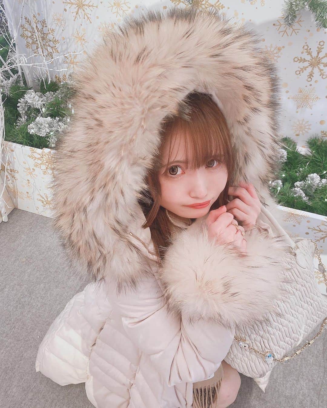 鈴木未央のインスタグラム：「クリスマスの季節だね この　#アウターはeimyで結構高かったな  #christmas #idol #くすみピンク #eimy #bubbly #miumiu #kawaii #うつくしいひと #loli #ロリ　#巨乳 #いいね100 #インスタグラマー #おしゃれさんと繋がりたい #カフェ好きな人と繋がりたい #followforfollowback #fashion #naturephotography #phote #もふもふ部」