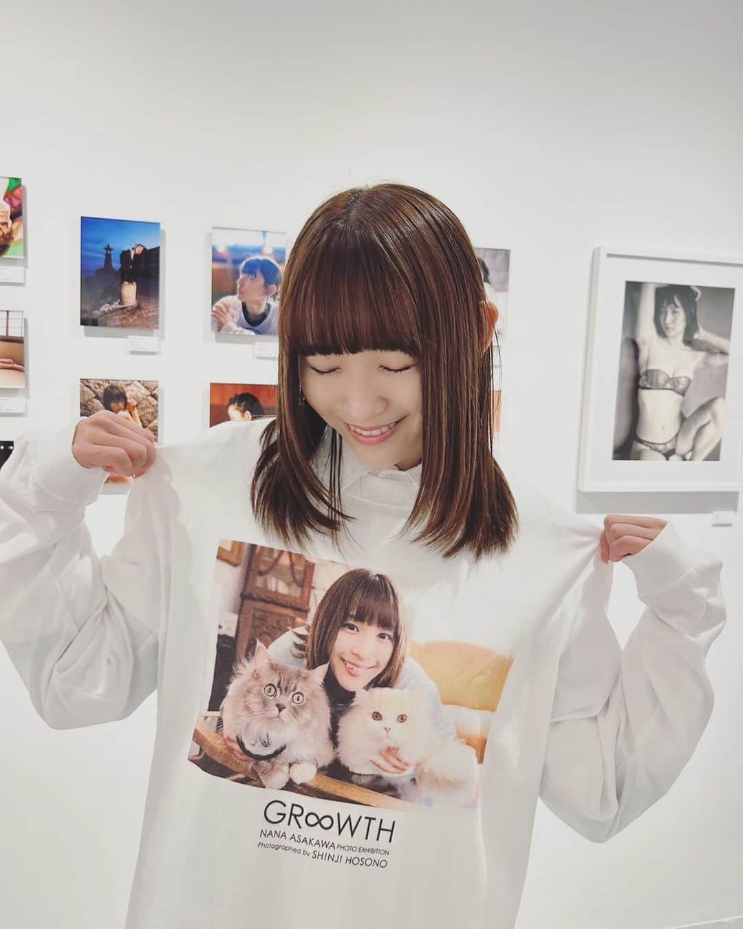 浅川梨奈さんのインスタグラム写真 - (浅川梨奈Instagram)「写真展限定Tシャツも作りました🐱  半袖TとロンTの2つご用意してます🐱 特典は今日撮り下ろしてきたチェキ🐱 写真展の思い出にぜひ🐱 ぽるみる天使すぎてバグかな🐱 ちょー可愛いお気に入り天使🐱  着て見せたらくんくん匂い嗅いで何事もなく去っていきました🐱 ぽるさんみるさん、あなたたちのTシャツだぞー🐱笑」12月9日 0時35分 - asakawa_nana