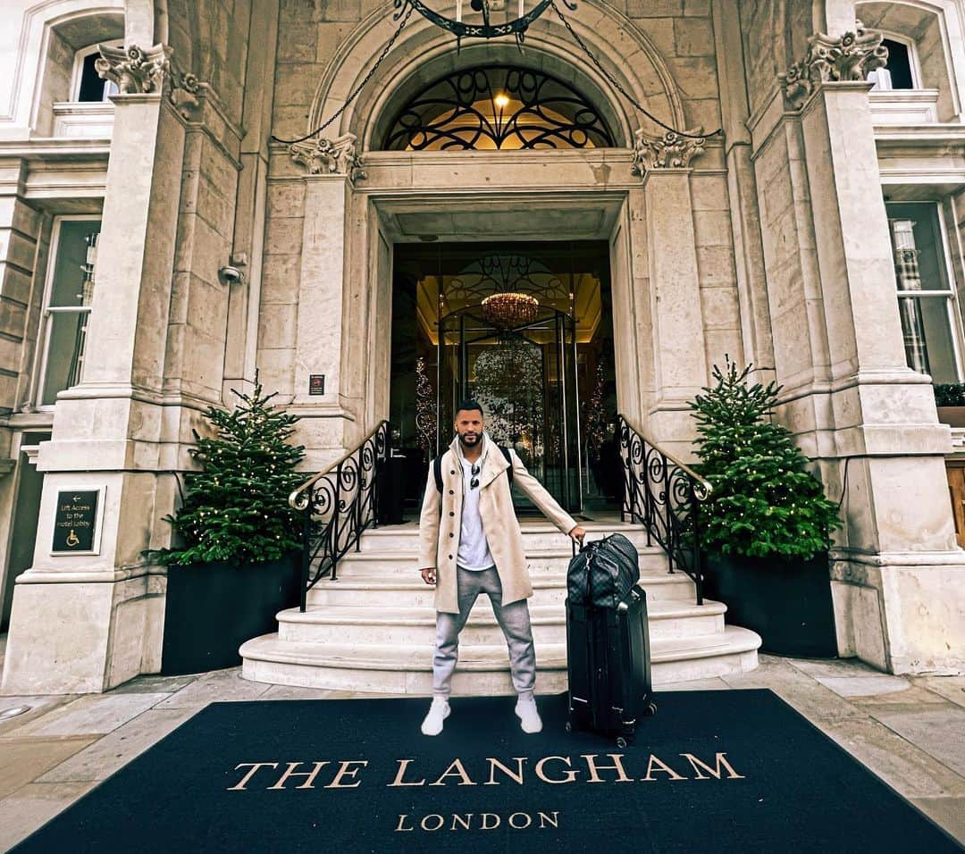 リッキー・ウィットルのインスタグラム：「Holiday season at the @langham_london ❤️🎄  After a beautiful stay at the @langhamgoldcoast Australia I was advised if ever in london to check out their sister hotel and she did not disappoint 😍 Huge thanks to all at the @langham_london for a beautiful stay on my quick trip to the motherland🇬🇧. Stunning suites,  great food,wonderfully helpful staff and a sick gym to compensate for the amount of British choccy I’ve stuffed my face with😜💪🏾 #sorryimnotsorry Huge thanks to to my #langhamfamily @deearthur11 #alice #artours #joana @vxp @christiieeee #thelanghamhotel #london #hotellife #luxury #palmcourt #wigmorelondon #atesianbar」