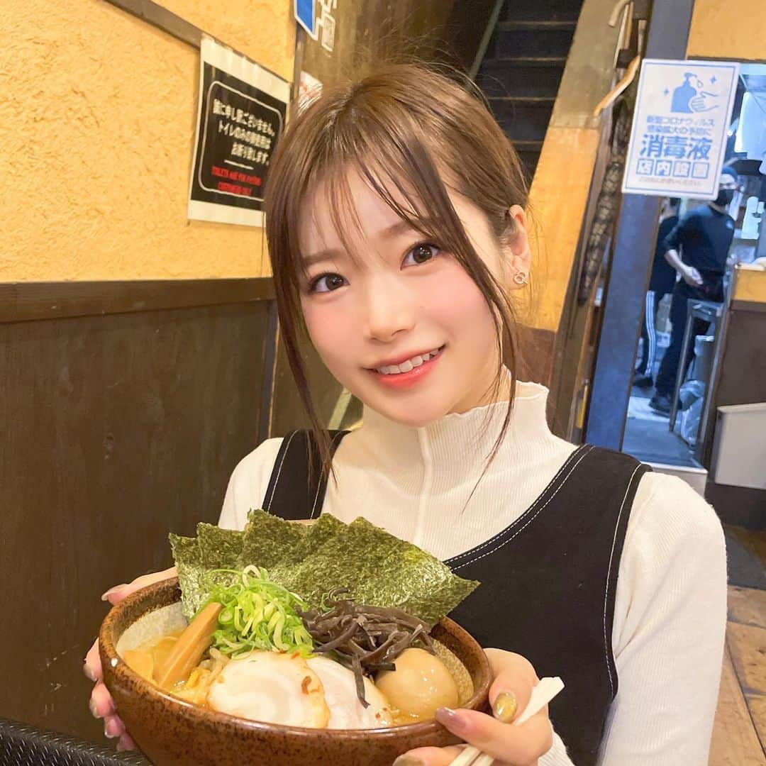 黒川さくらさんのインスタグラム写真 - (黒川さくらInstagram)「おはようございます☀ この間渋谷で食べた炙り味噌ラーメン🍜 麺匠 真武咲弥 渋谷店さんにお邪魔しました❣  @samurai.noodle  私は辛いのが好きなので辛味噌にしましたが、美味しく食べれる辛さ！ 辛いのが苦手な人でもチャレンジできる辛さです🥰 香ばしい味噌と、とろとろのチャーシューが最高🐣また食べたーい！！！ . . . . . . . . #PR #ラーメン女子 #ラーメン部 #ラーメン大好き #ラーメン食べ歩き  #炙り味噌らーめん麺匠真武咲弥 #渋谷ラーメン #道玄坂ラーメン #東京味噌ラーメン #渋谷ランチ #渋谷ディナー」12月9日 6時16分 - amei_oooka.sakura