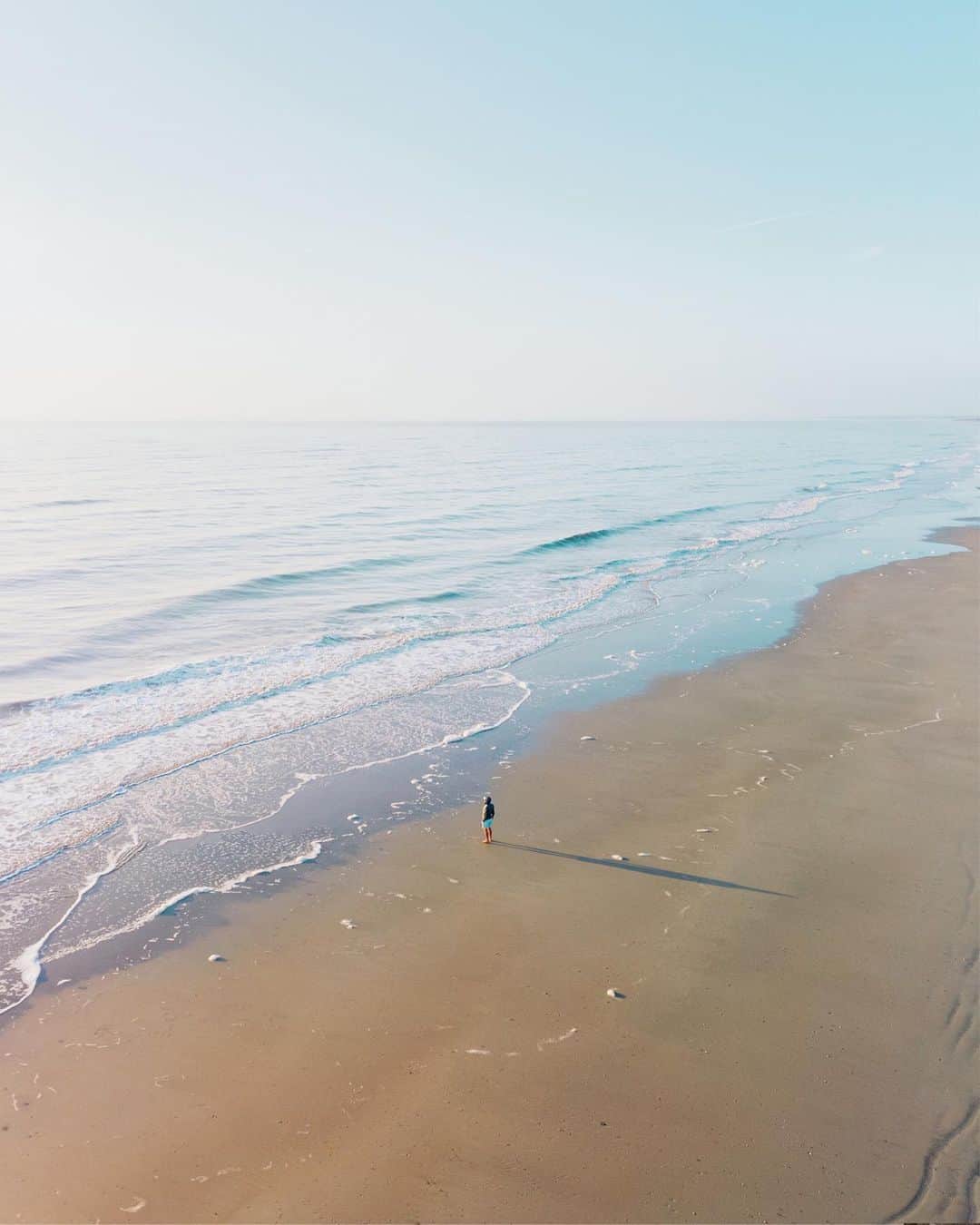 Adam Senatoriのインスタグラム：「St. Simons Island, GA / High low high / #wavesfordays」
