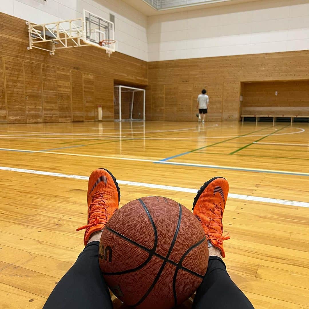 Tamakiのインスタグラム：「RIZAP初めて7kg痩せてベルトの穴が4つ変わりました 筋トレだけじゃなくてもっと運動もできればいいのにな バスケかフットサル仲間募集中です 取りあえず早くスラムダンク観に行きたい  RIZAPいつでも紹介できます〜💪🏻  #フィットネス #トレーニング #筋トレ #ダイエット #rizap #ライザップ #ボディメイク #ダイエット記録 #低糖質 #ライザップ男子 #PR」