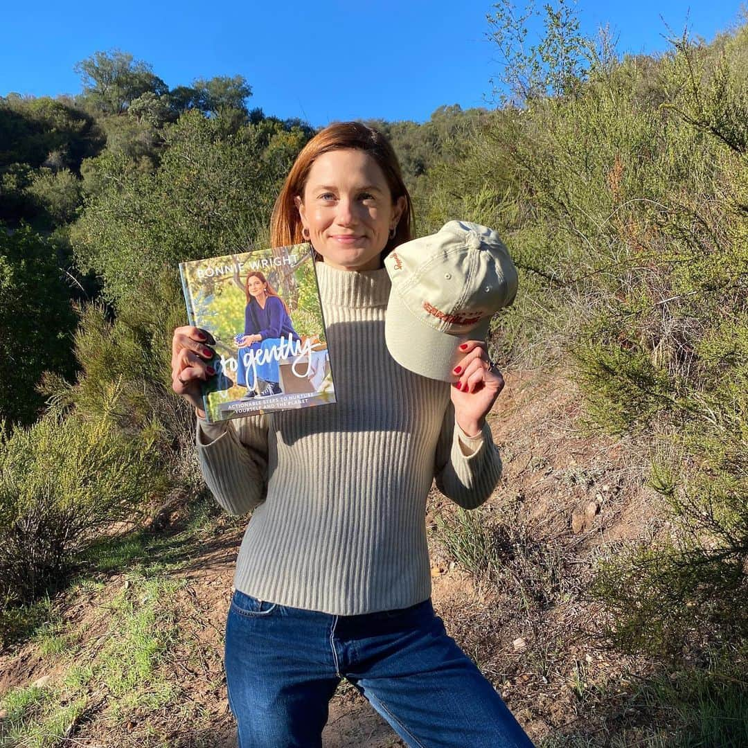 ボニー・ライトのインスタグラム：「Shipping my Earthling Go Gently gift bundle internationally. Includes a signed copy of my book and my rust/cream baseball cap. Find product link in stories or highlights 🎁 it’s hard to guarantee during busy holiday shipping time but today is the last day to order to (hopefully) get by Christmas for people outside of the USA. I understand international shipping costs are high but we wanted to make it available as people had requested. Thank you for all your support!」