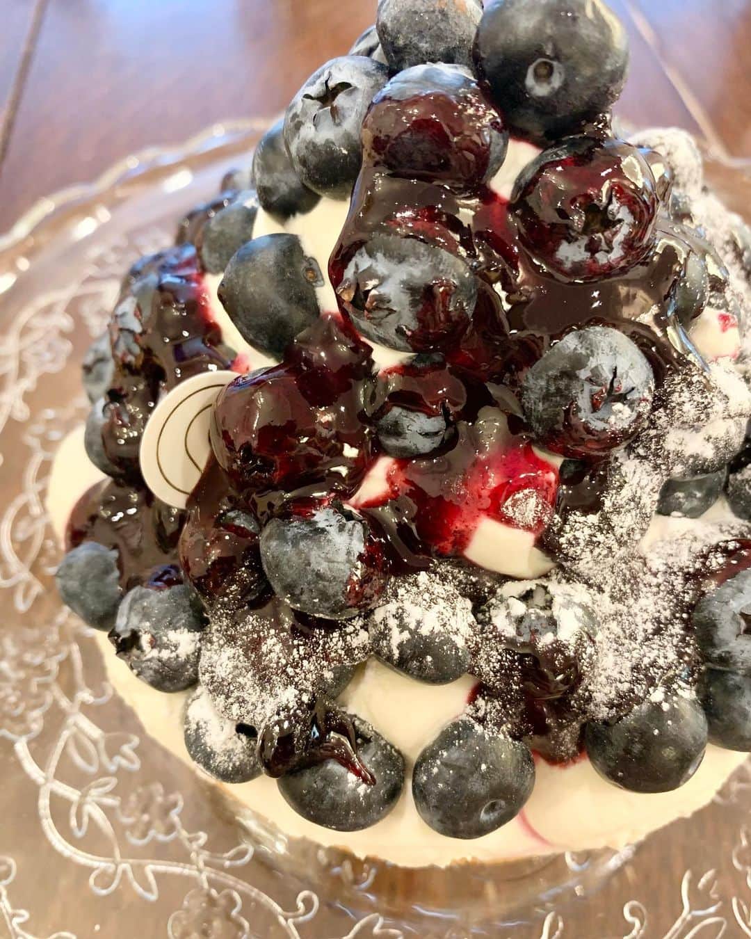 のインスタグラム：「久しぶりに買えたRYOCOさんのケーキ🫐✨✨こんな新鮮なブルーベリー食べたことない🥹こちらのタルトケーキとフィナンシェとロッシェが好きすぎる💓受け取りで外にならぶの寒すぎるけど、また頑張ろー！☃️ #ケーキのためならえんやこら #cake #ケーキ #pattiserieryoco #sweets #タルトフロマージュ #フィナンシェ #ロッシェ #お菓子 #lovelytime」